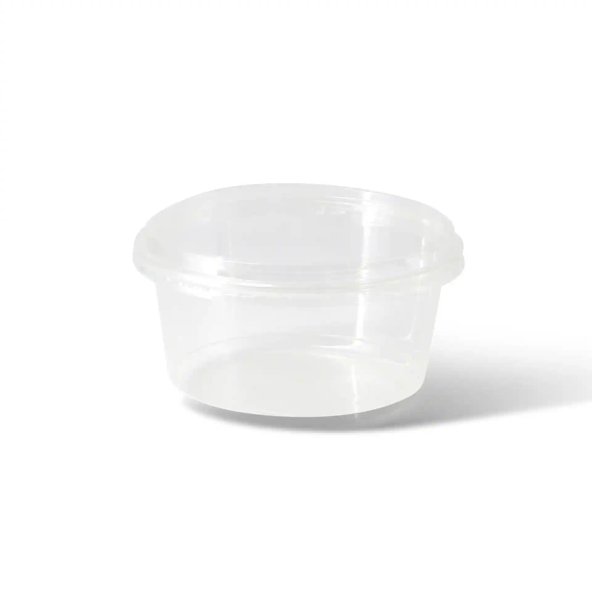 Transparante ronde deli-container met een inhoud van 700 ml en een diameter van 143 mm.