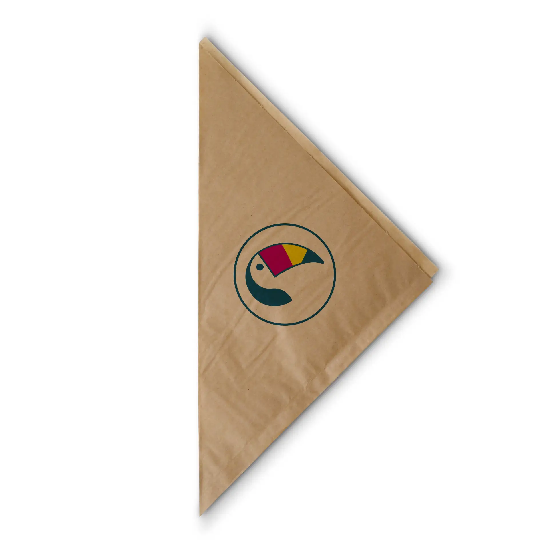 Bruine papieren cone bag met een rond logo van een gestileerde toekan; geschikt voor friet en snacks.