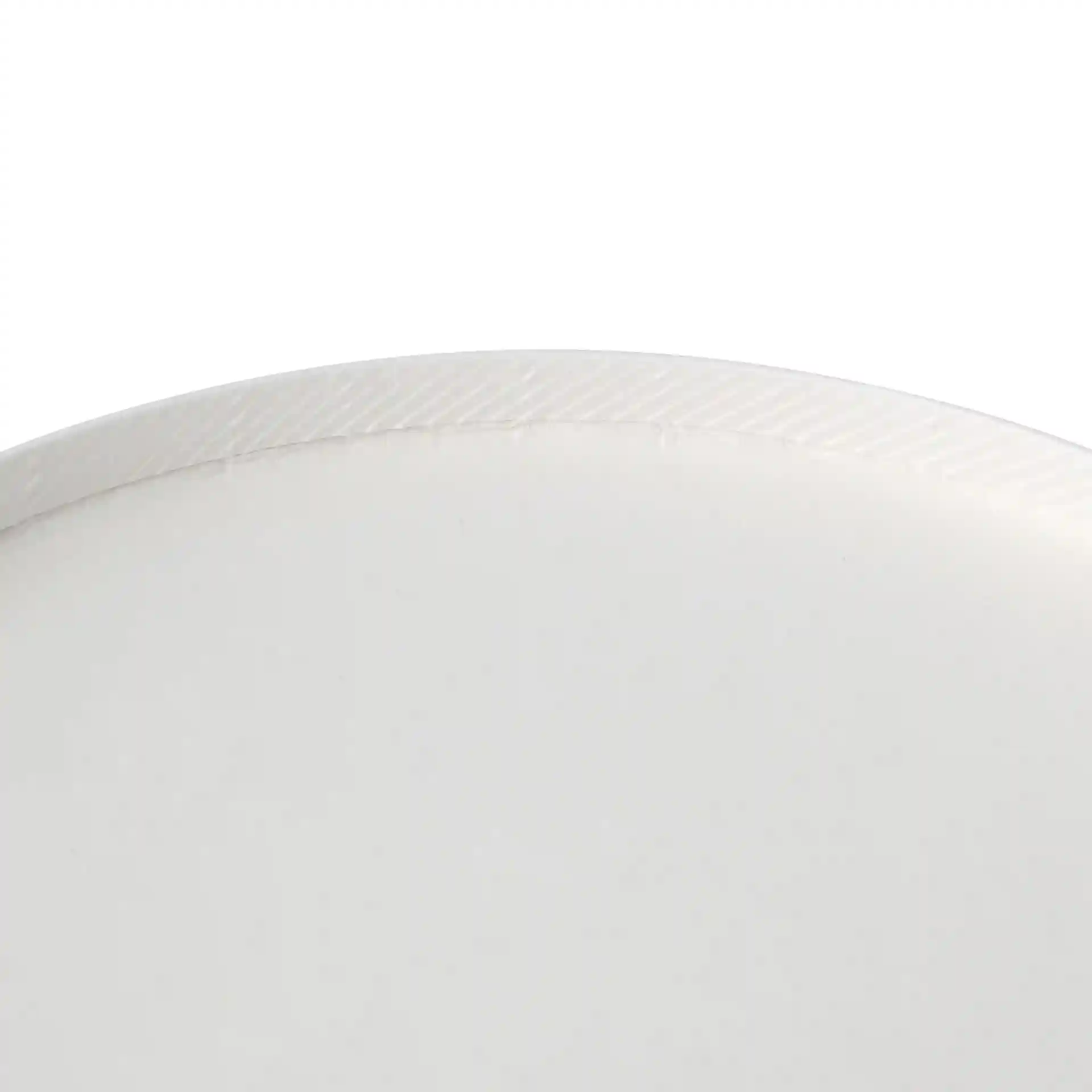 Close-up van de rand van een ronde witte kartonnen kom met een gestructureerde rand.