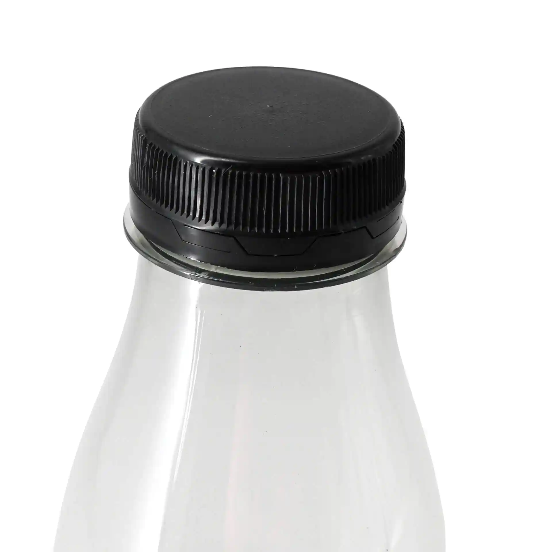 Heldere rPET-fles met een zwarte schroefdop, toont de bovenkant en de hals van de fles.