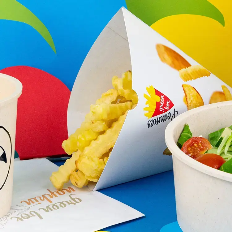 Container gevuld met gouden frietjes, met een label "Aardappel Bio" en verschillende frietjes ernaast.