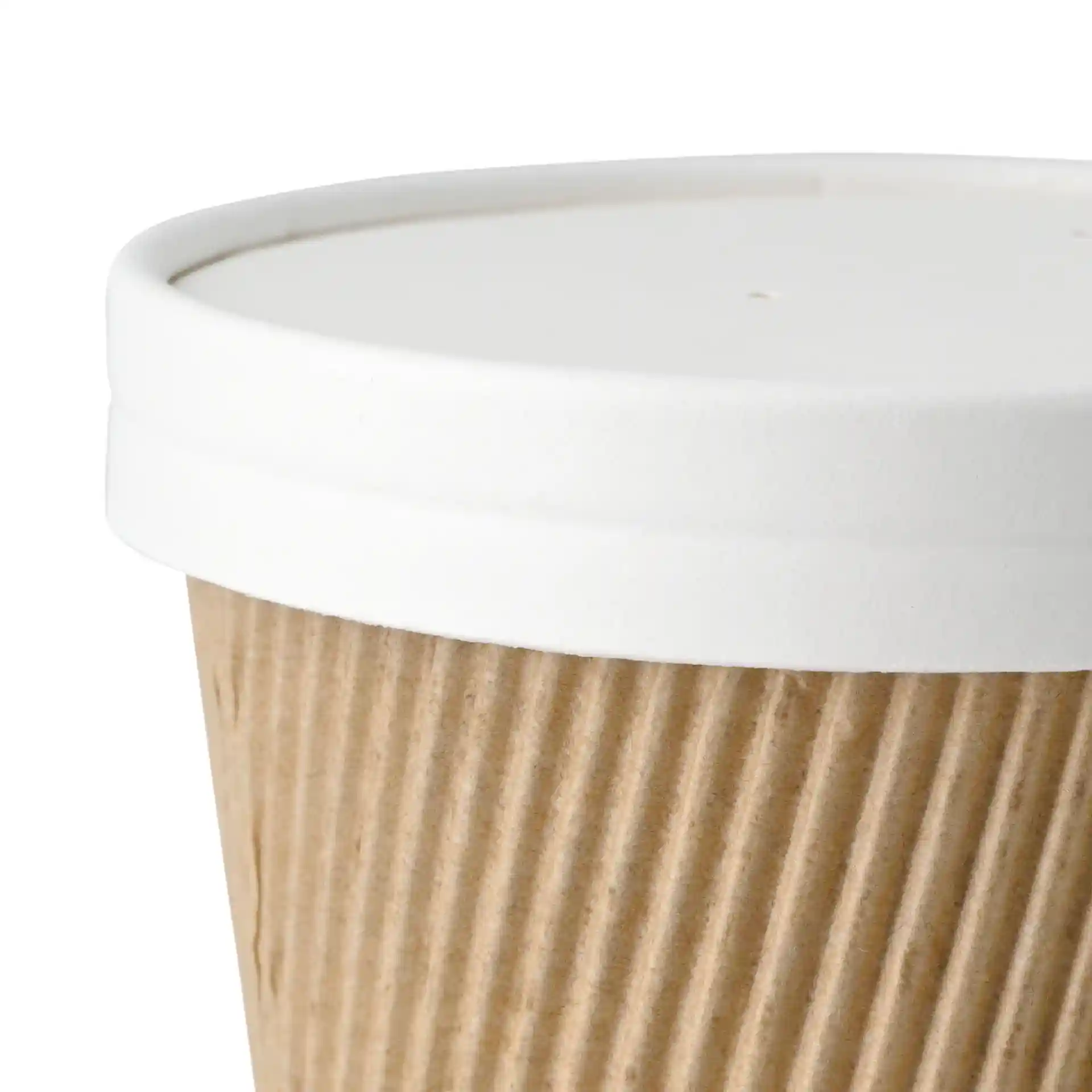Witte kartonnen beker met ribbelstructuur en een plat wit deksel bovenop.