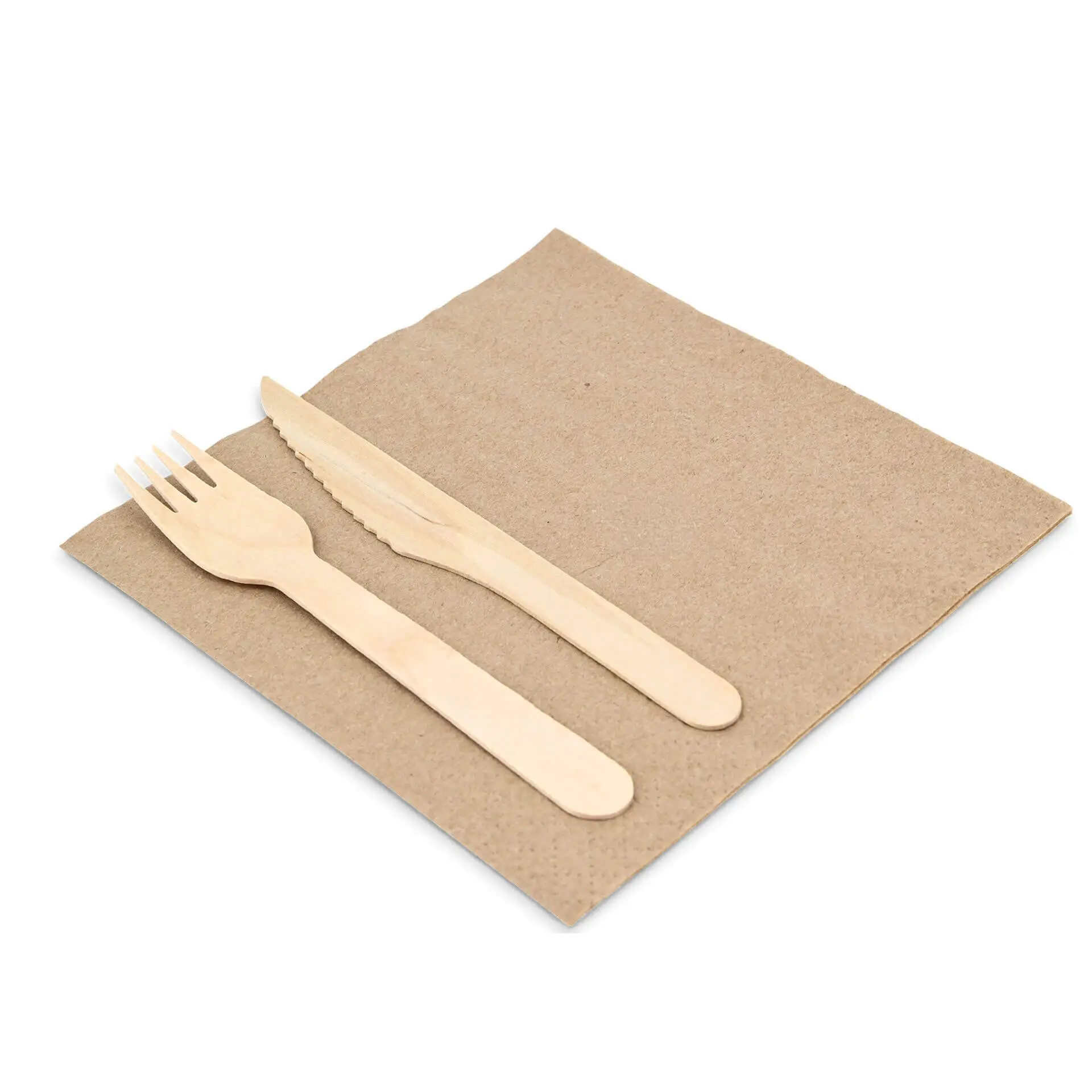 Set van houten bestek met een vork en mes op een vierkant ongebleekt papieren servet.