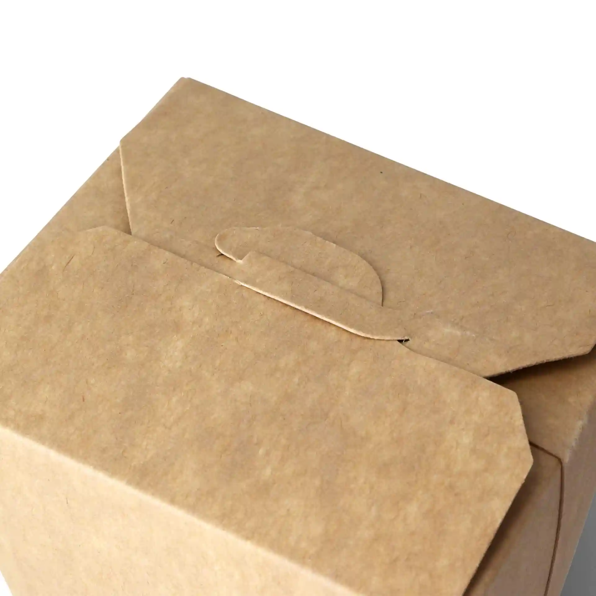 Bovenaanzicht van een bruine kartonnen noedelbox met flapsluiting.