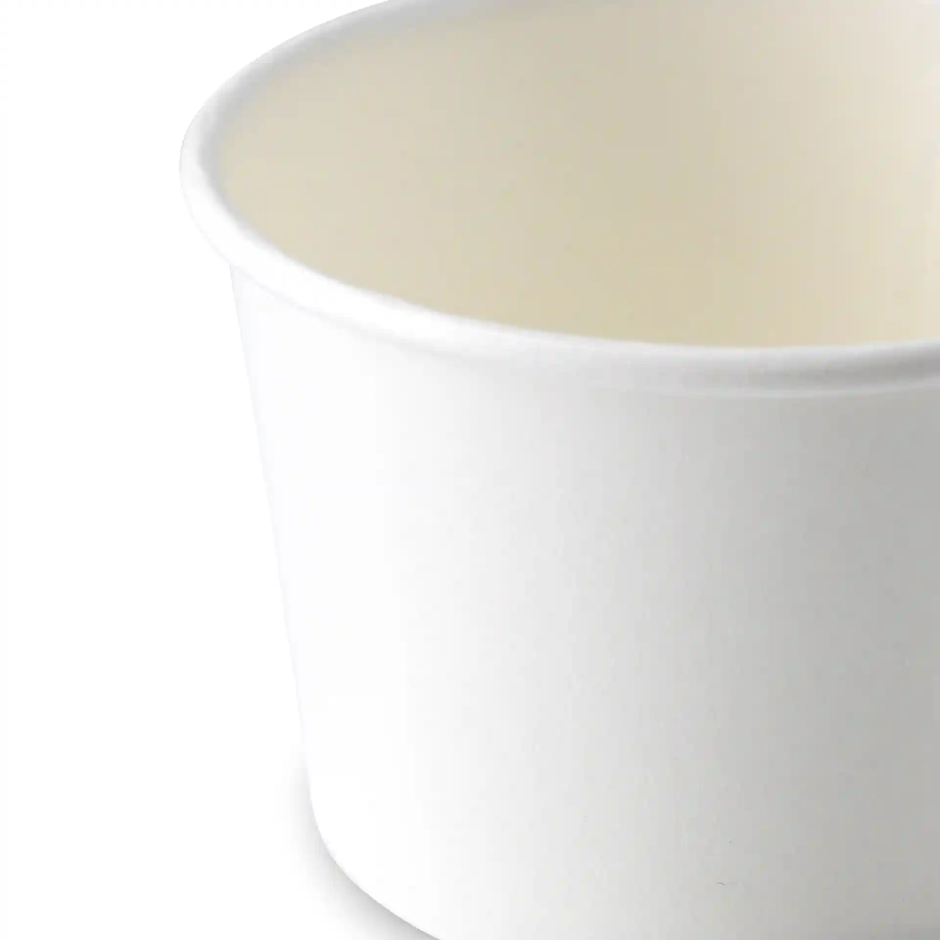Witte kartonnen ijsbekers met een diameter van 76 mm en een hoogte van 50 mm, schuin weergegeven.