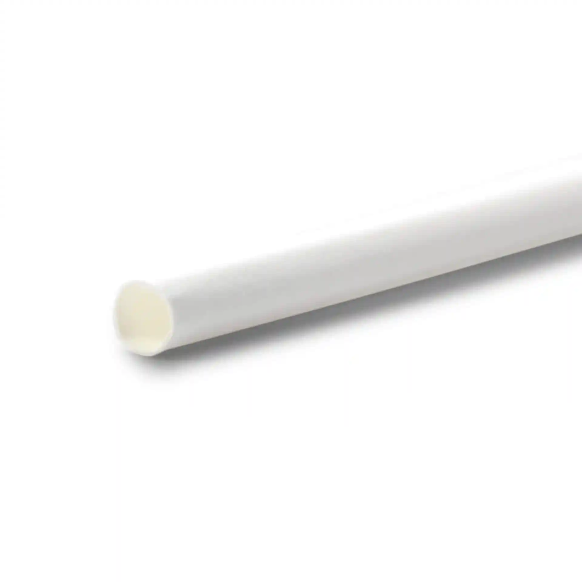 Witte papieren rietje, 20 cm lang en 0,5 cm in diameter, schuin weergegeven op een effen achtergrond.