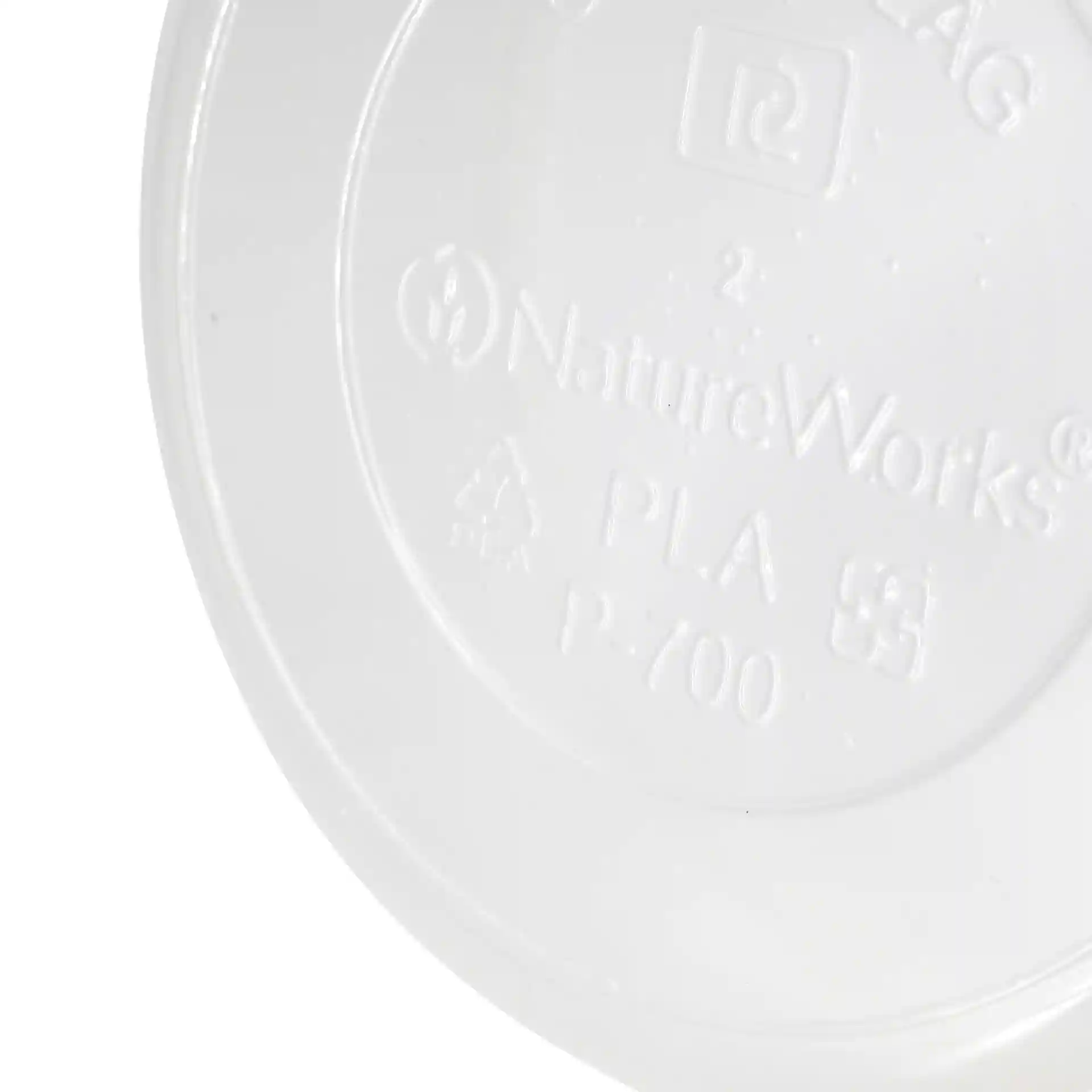 Transparante ronde deli-containerbasis met reliëfmarkeringen, inclusief merk- en materiaalinformatie.
