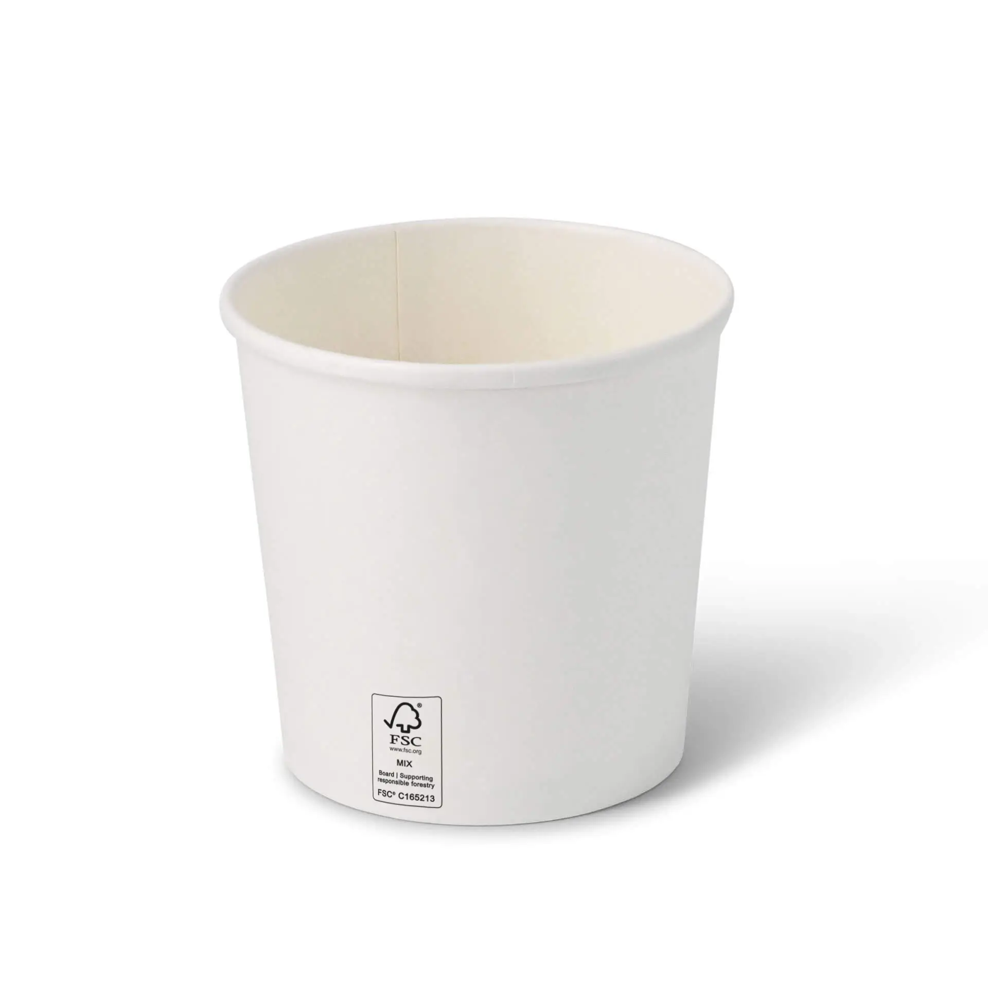 Een witte kartonnen soepbeker, 24 oz, PE-gecoat, geschikt voor warme en koude gerechten, met een label aan de zijkant.
