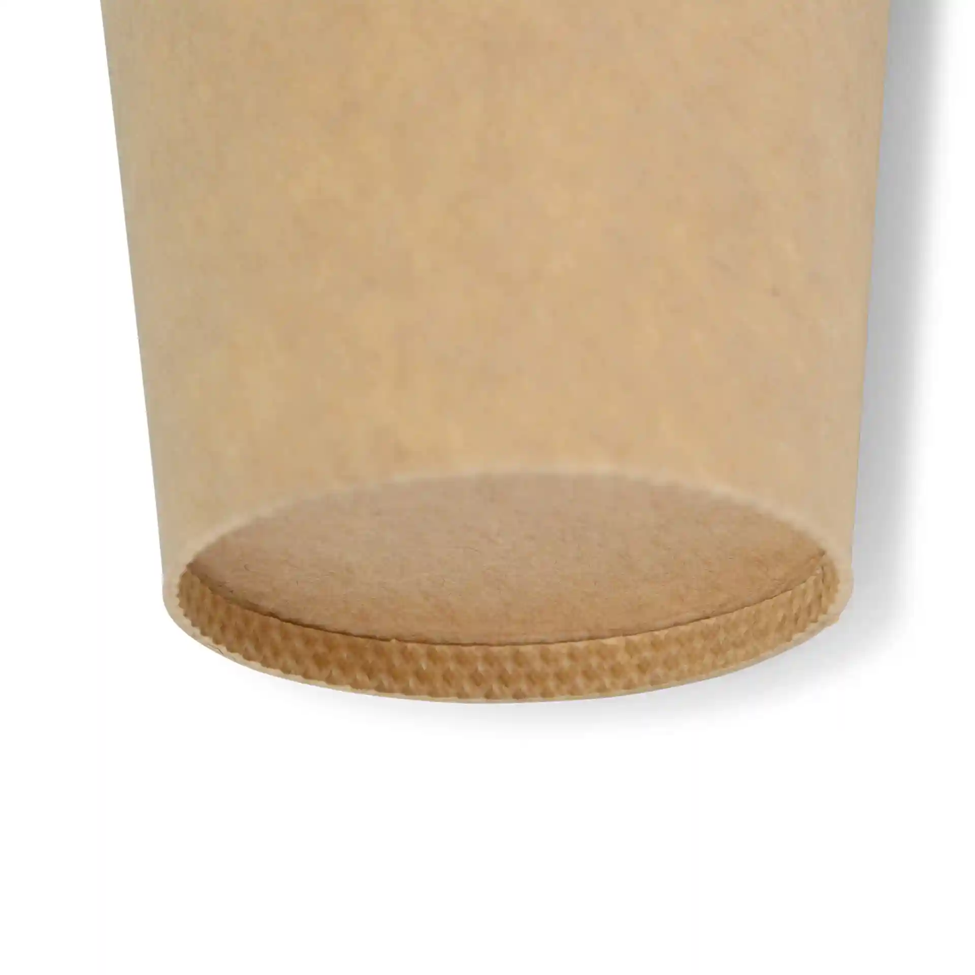 Bruine papieren beker met een diameter van 62 mm en een gestructureerde onderrand.