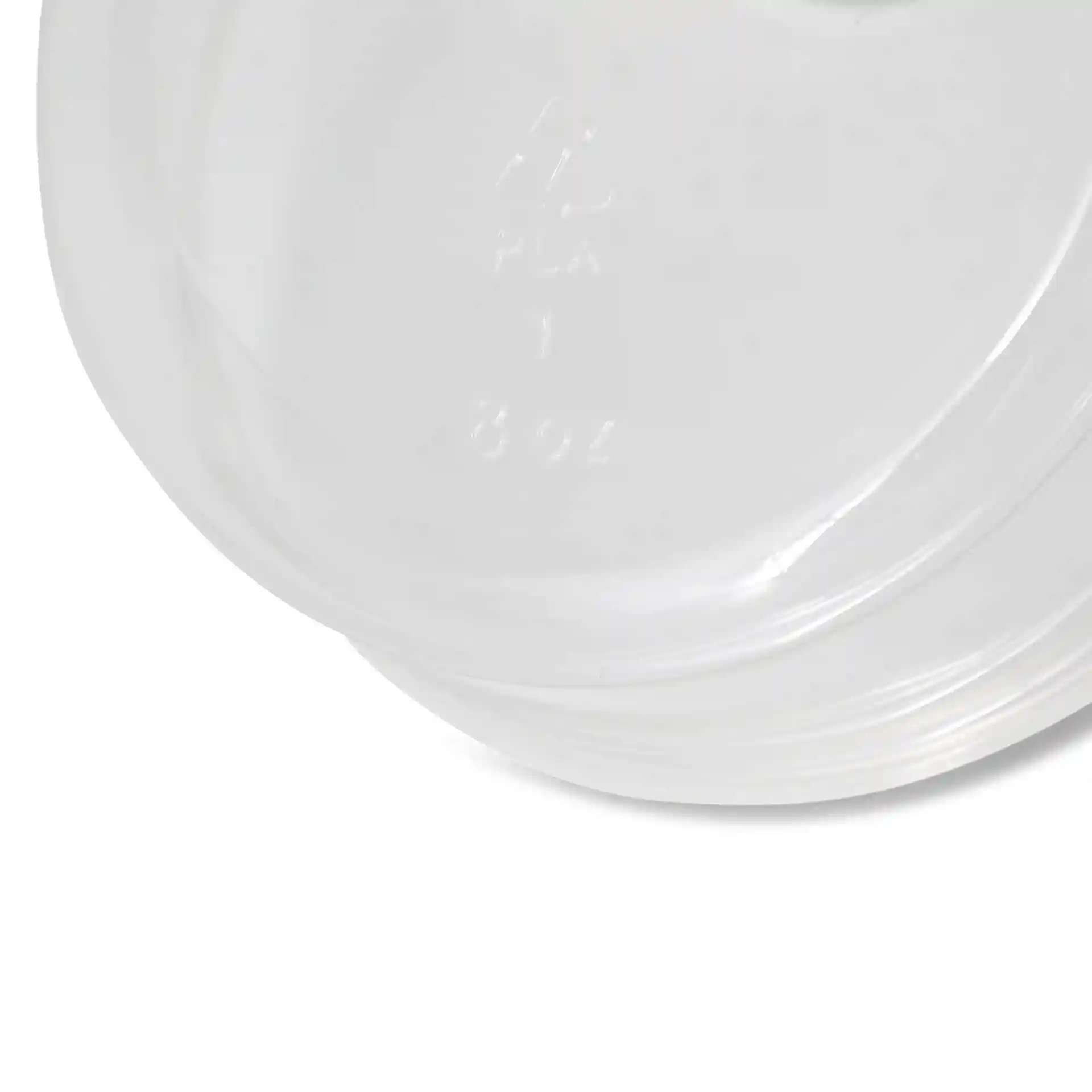 Close-up van een transparante ronde deli-container van PLA, met de onderkant en reliëfmarkeringen van 250 ml.