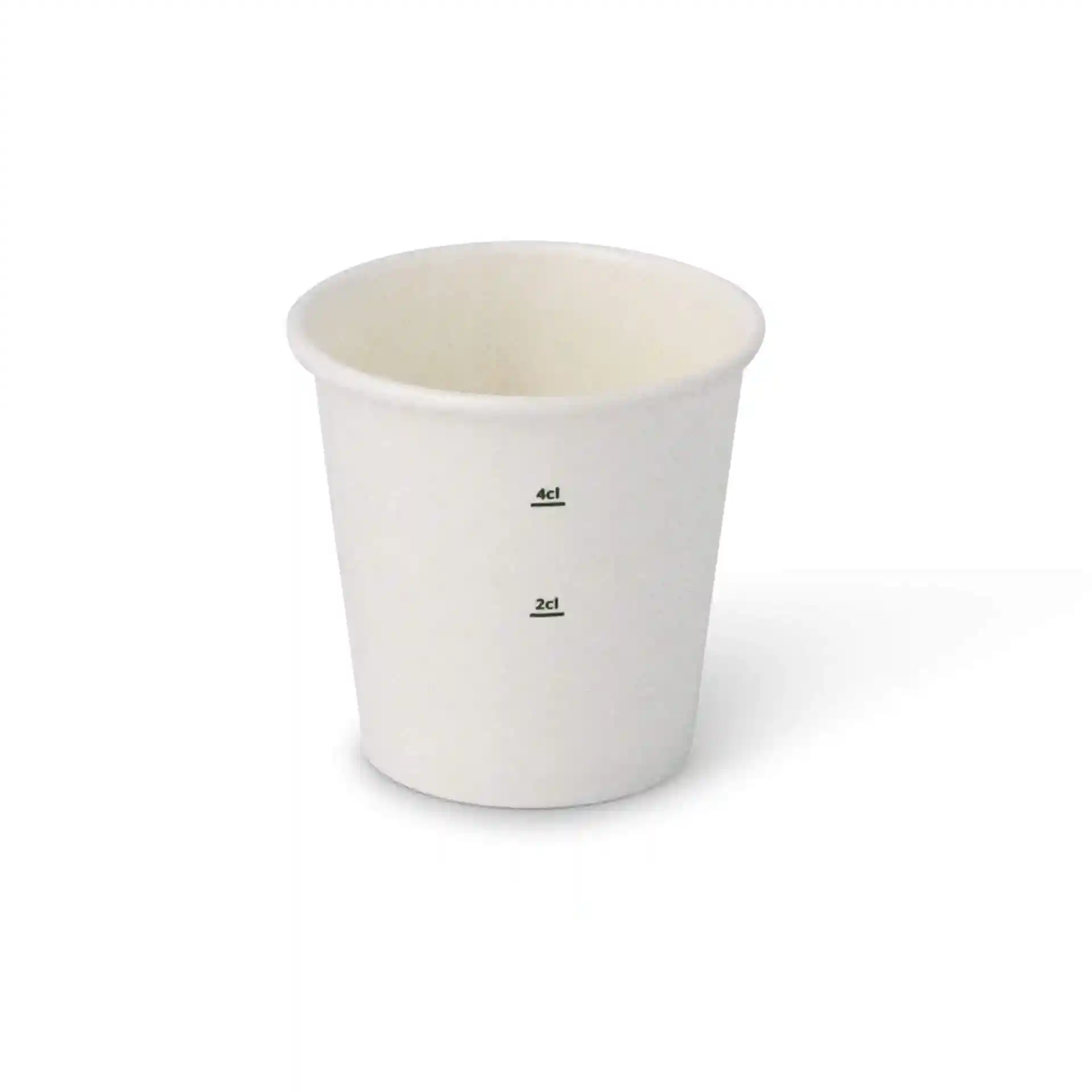 Witte papieren beker met meetmarkeringen voor 2 cl en 4 cl, ronde vorm.