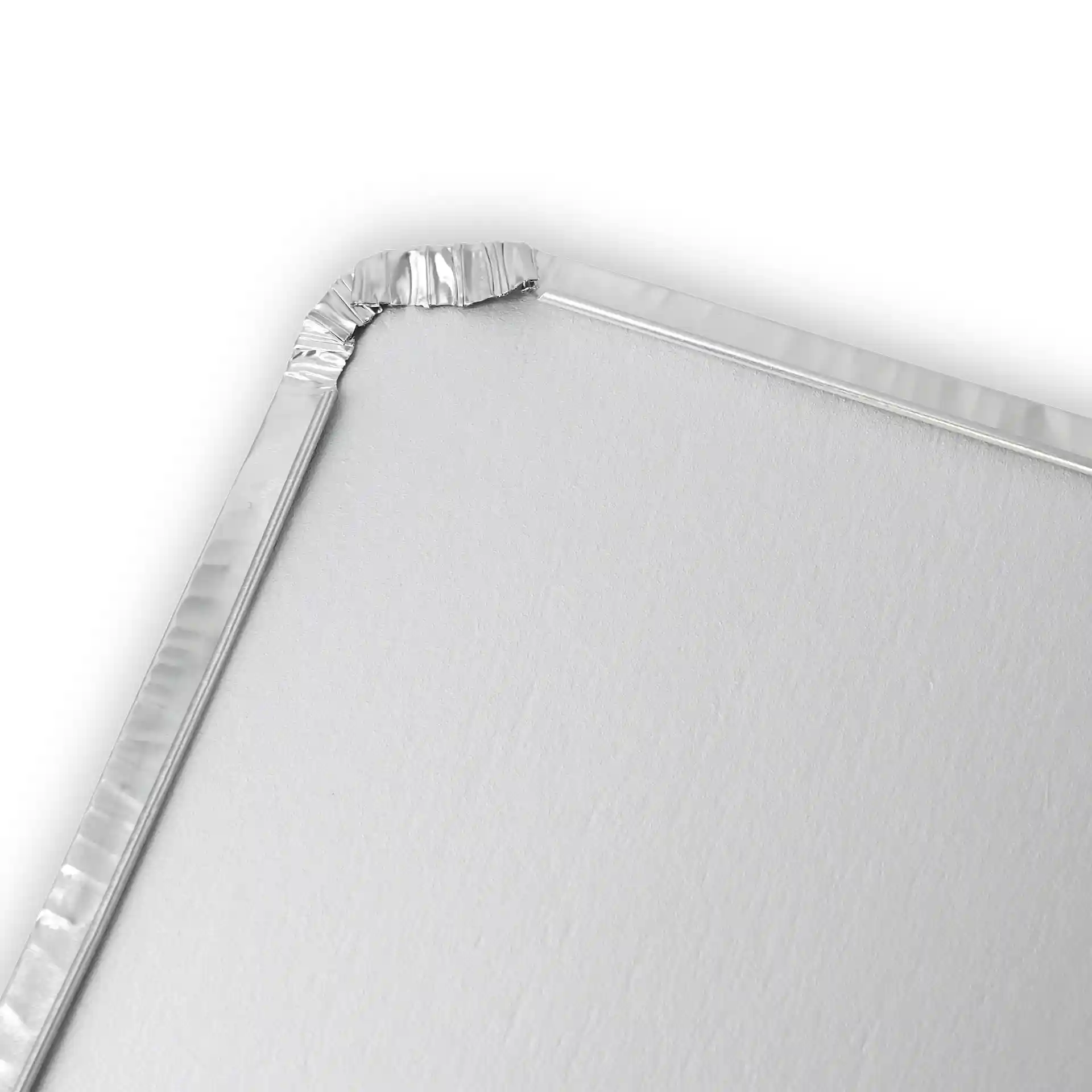 Aluminium kartonnen deksel in rechthoekige vorm met een gevouwen rand in een hoek.