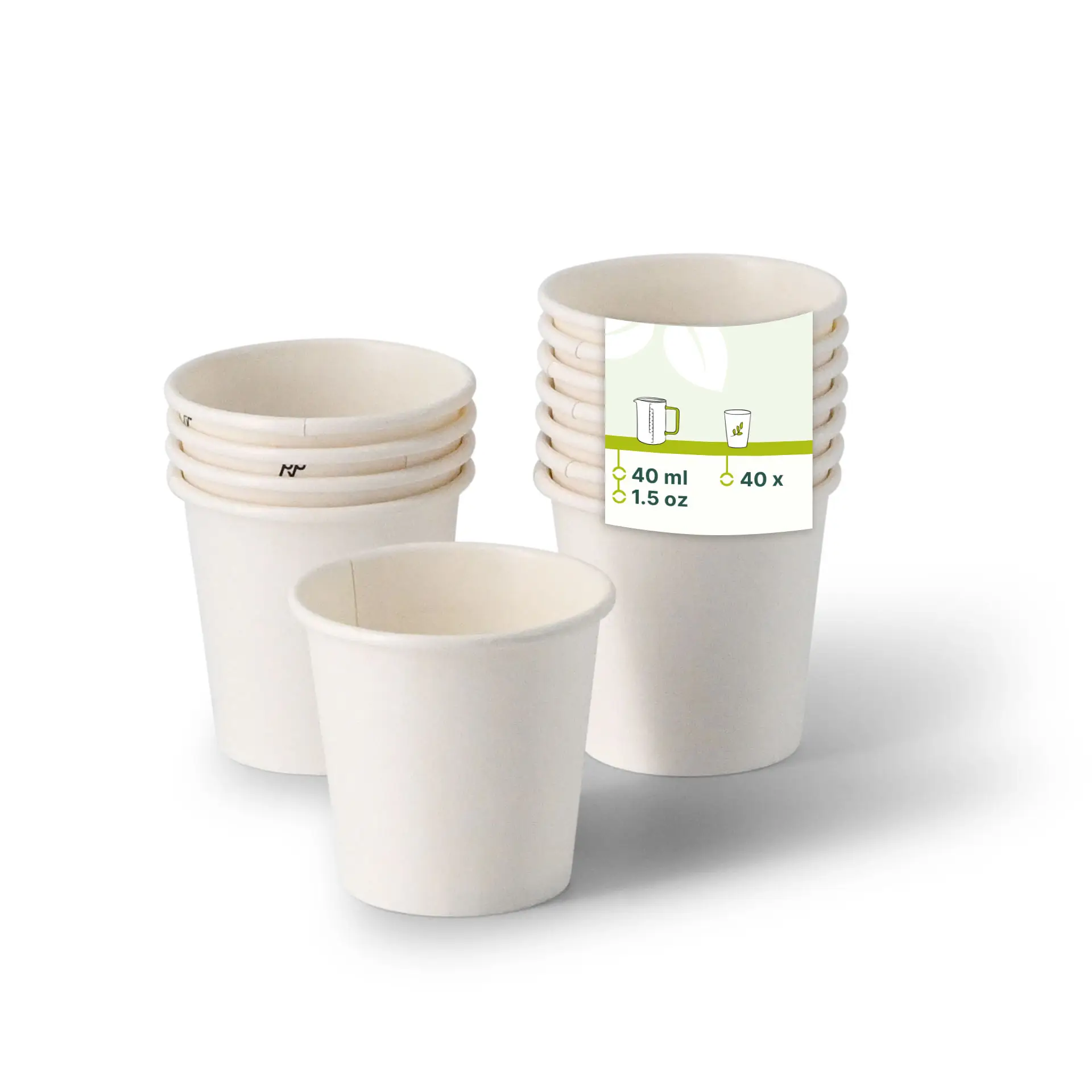 Een witte papieren shot cup scherp in beeld, omringd door verschillende soortgelijke cups; cups zijn 40 ml / 1,5 oz met aftekenmarkering.