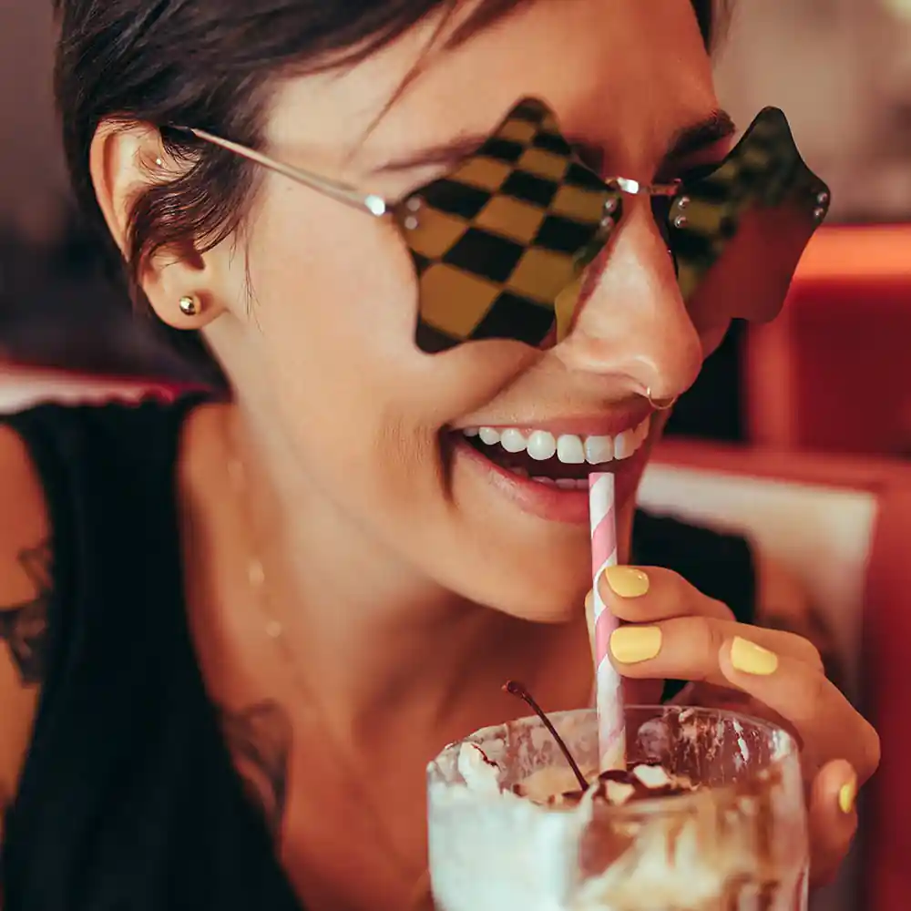 frau_mit_strohhalm_neu