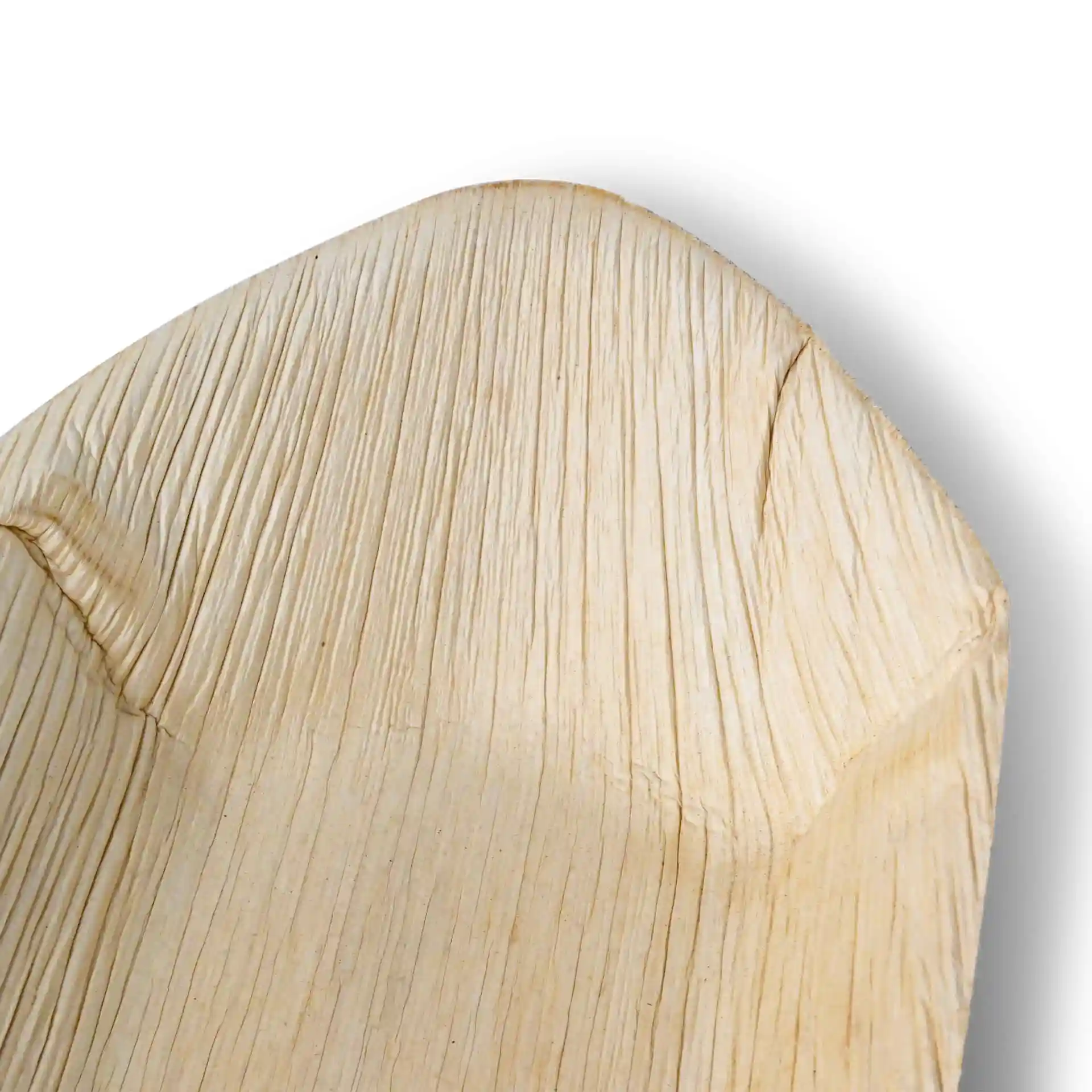Close-up van een palmblad bootvormig schoteltje met een gestructureerd oppervlak, dat de natuurlijke nerf en randen toont.