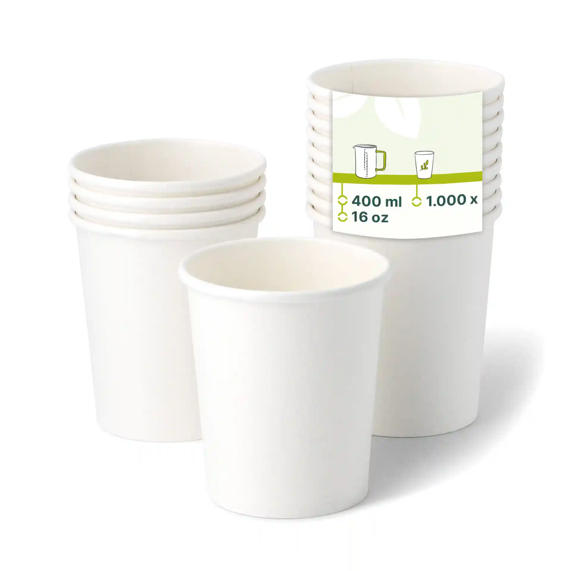 Stapel witte papieren ijsbekers met één beker ervoor, die een label met capaciteitsdetails toont.