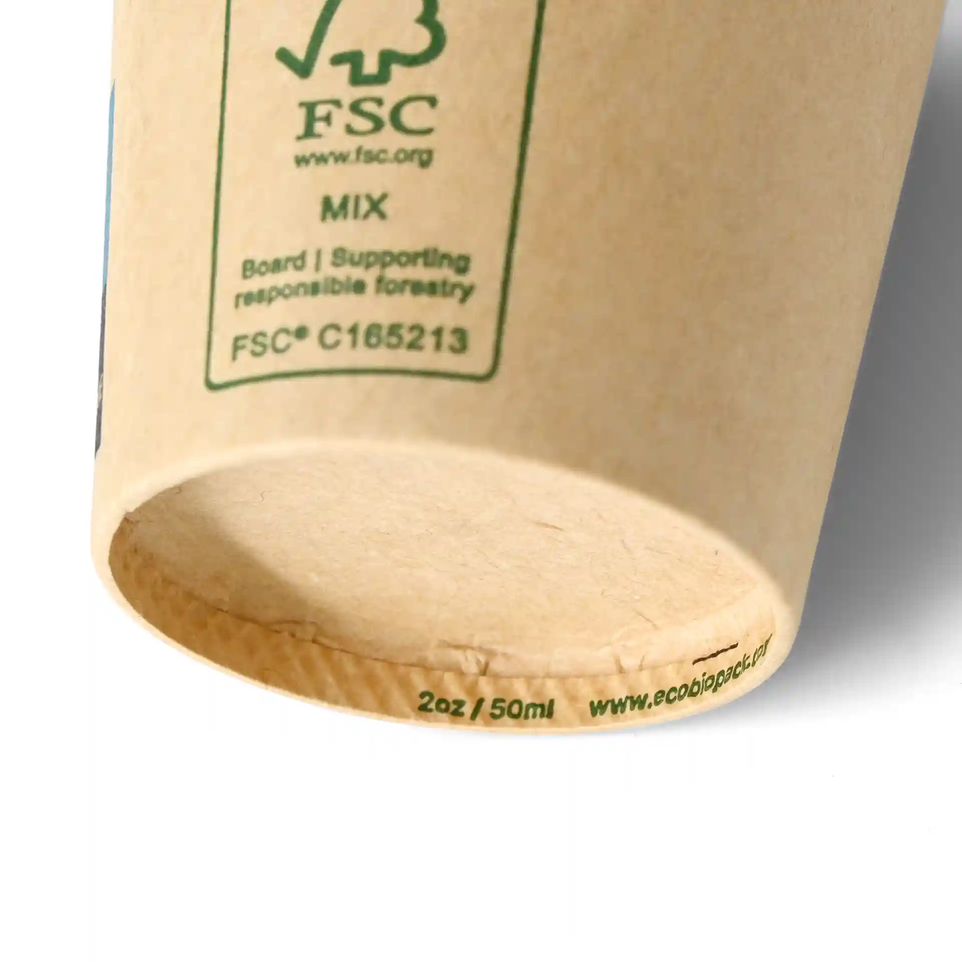 Bruine papieren beker met een diameter van 50 mm, toont de bodem en een groen certificeringssymbool.