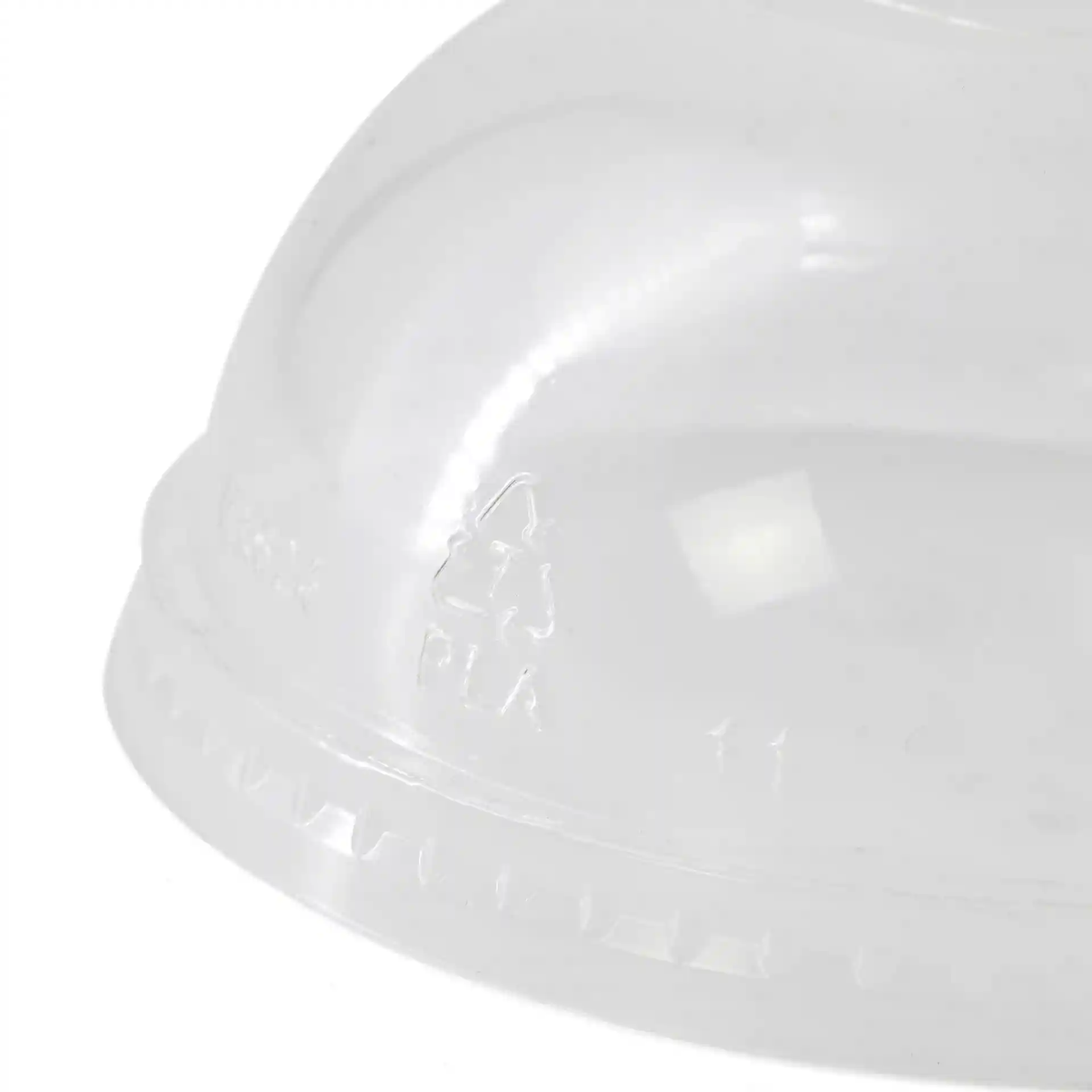 Heldere PLA-dome deksel met een diameter van 95 mm en een rietjesopening, met recycling symbool en markeringen.