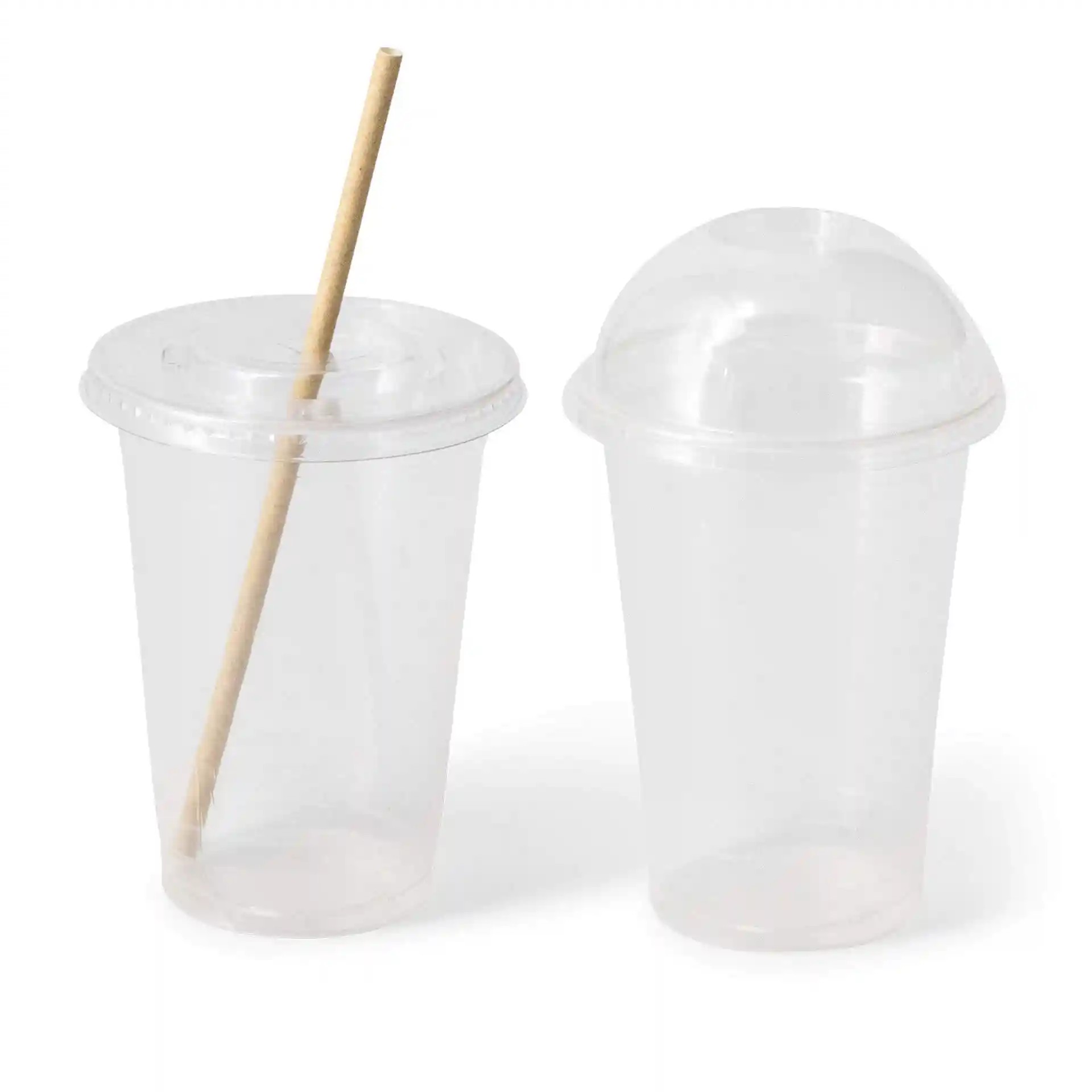 Transparante 16 oz plastic bekers met een rietje, één met een dome deksel en één met een plat deksel.
