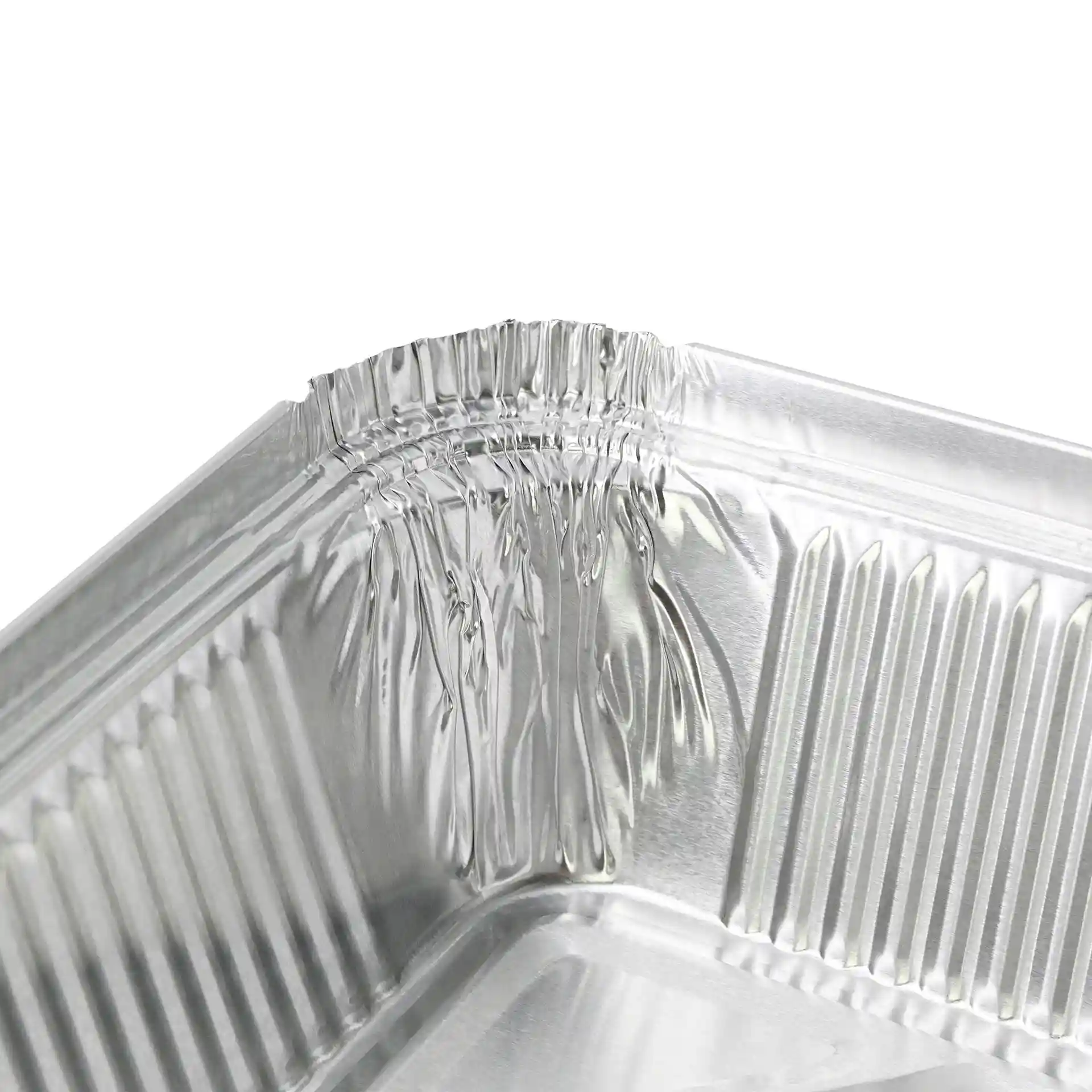 Close-up van de hoek van een rechthoekige aluminium container met zichtbare gekrulde randen.