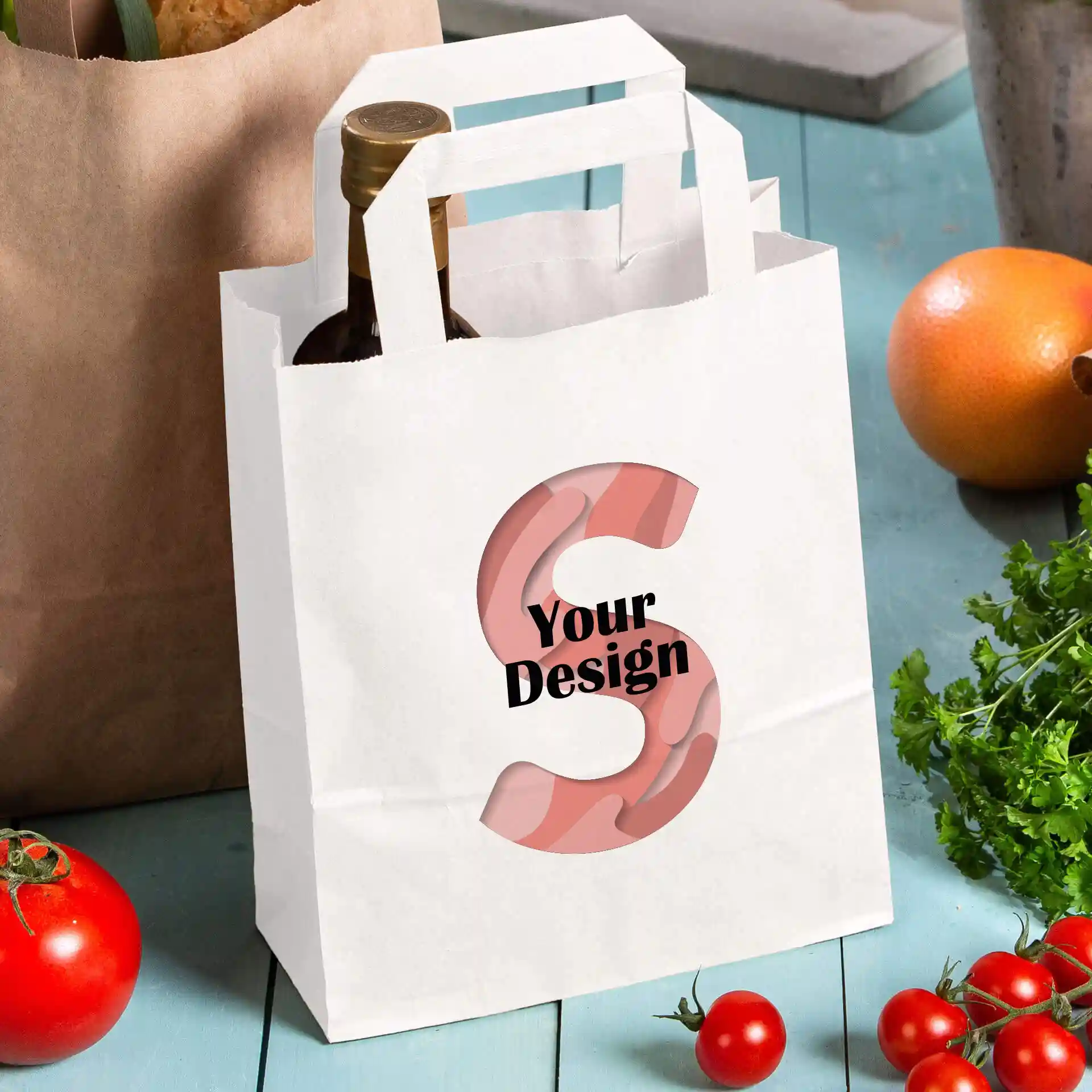 Witte papieren draagtas met een ontwerp met een grote roze letter 'S' en de woorden 'Jouw Ontwerp'.