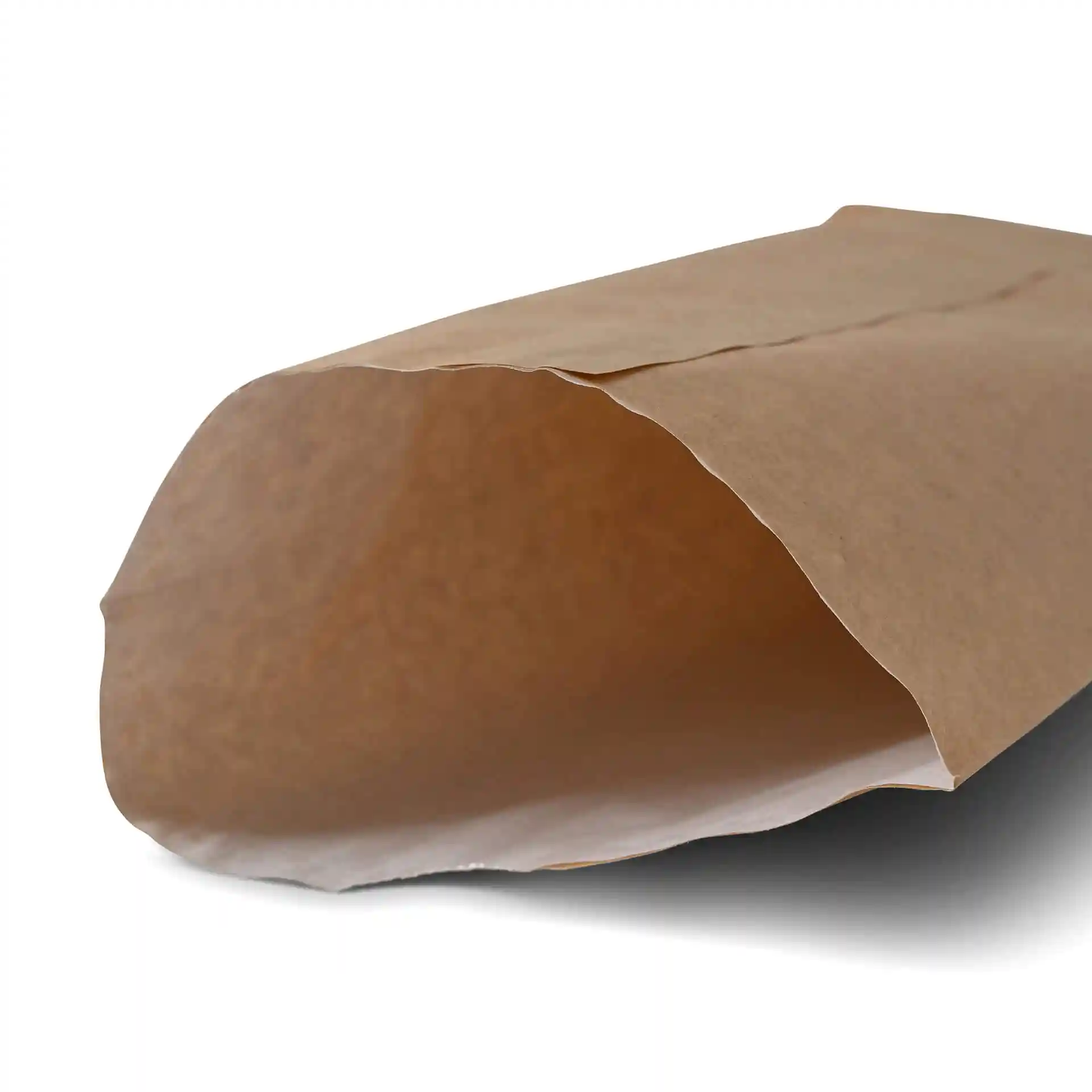 Bruine papieren snackzak met dubbele laag, 16,5 x 26 x 6 cm, vanuit een schuine hoek weergegeven.