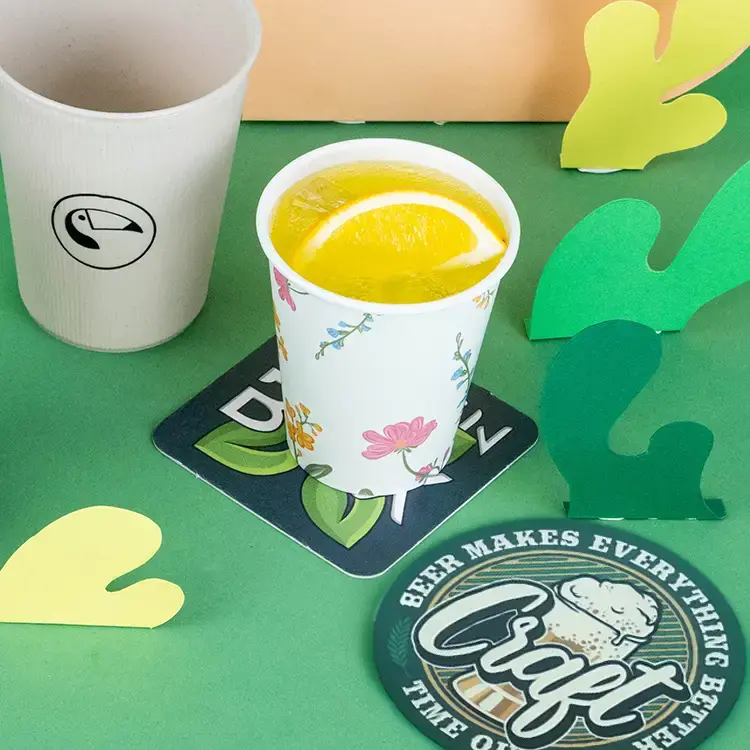 Onderzetter met de tekst "Craft" en een bierillustratie, omringd door decoratieve elementen en een muntdrank.
