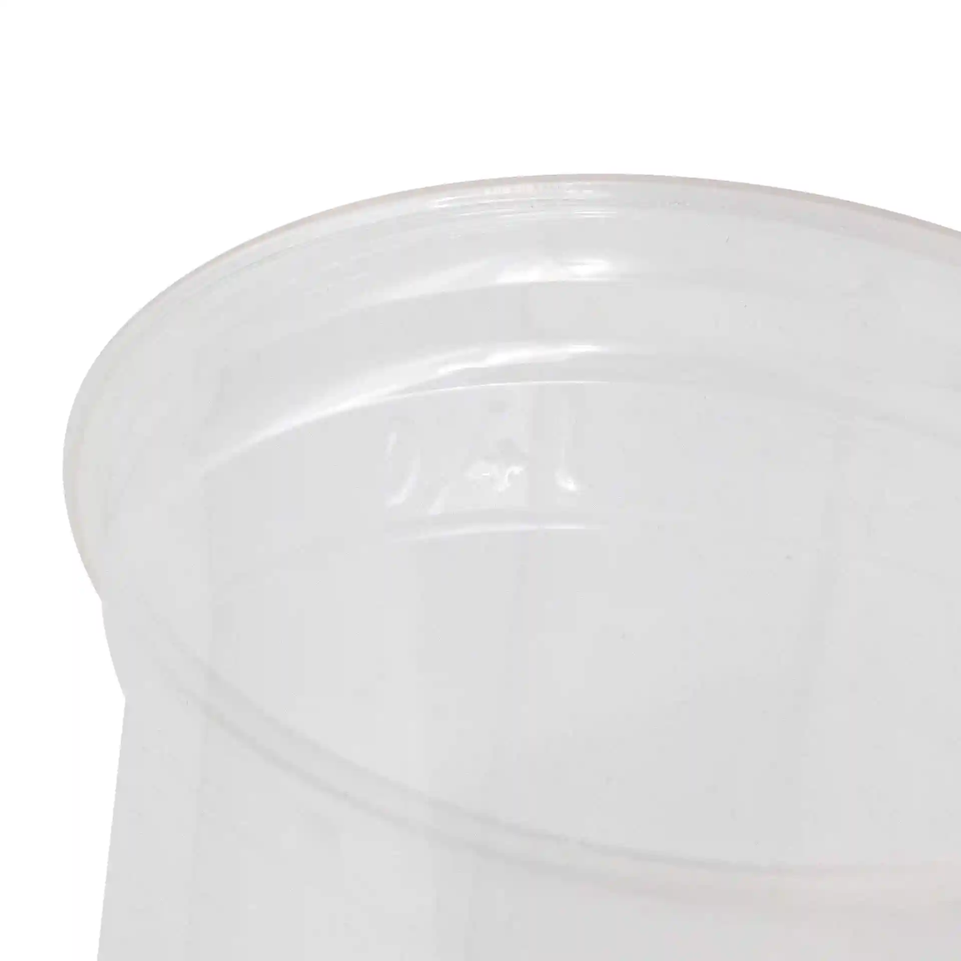 Transparante plastic beker met een diameter van 95 mm en een hoogte van 126 mm, toont de rand en de binnenkant.