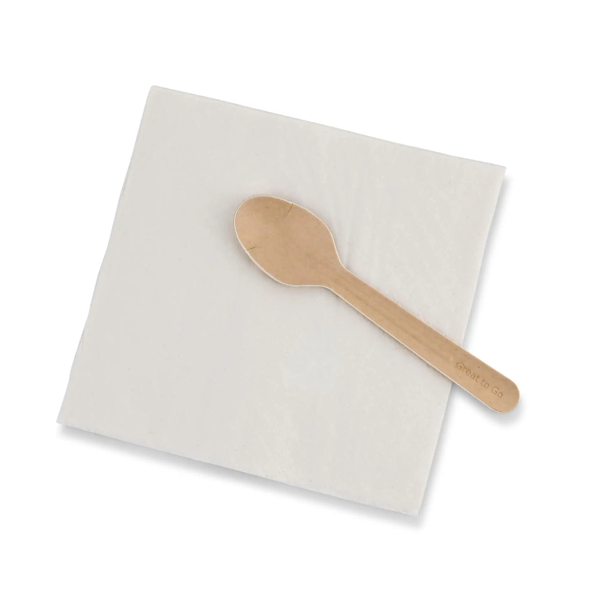 Bruine papieren lepel op een witte servet met een recycling-symbool en tekst, op een effen achtergrond.