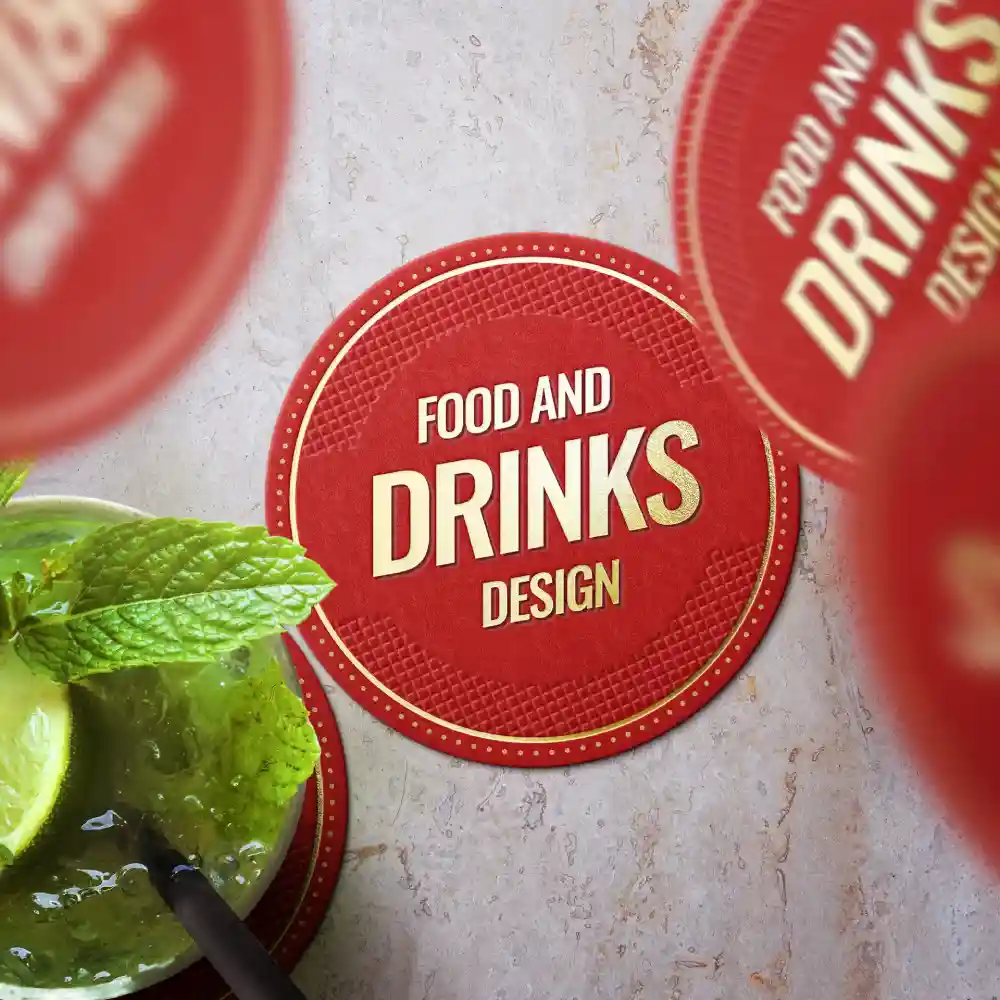 Rode onderzetter met de tekst 'Food and Drinks Design', geplaatst bij een drankje met munt en limoen.