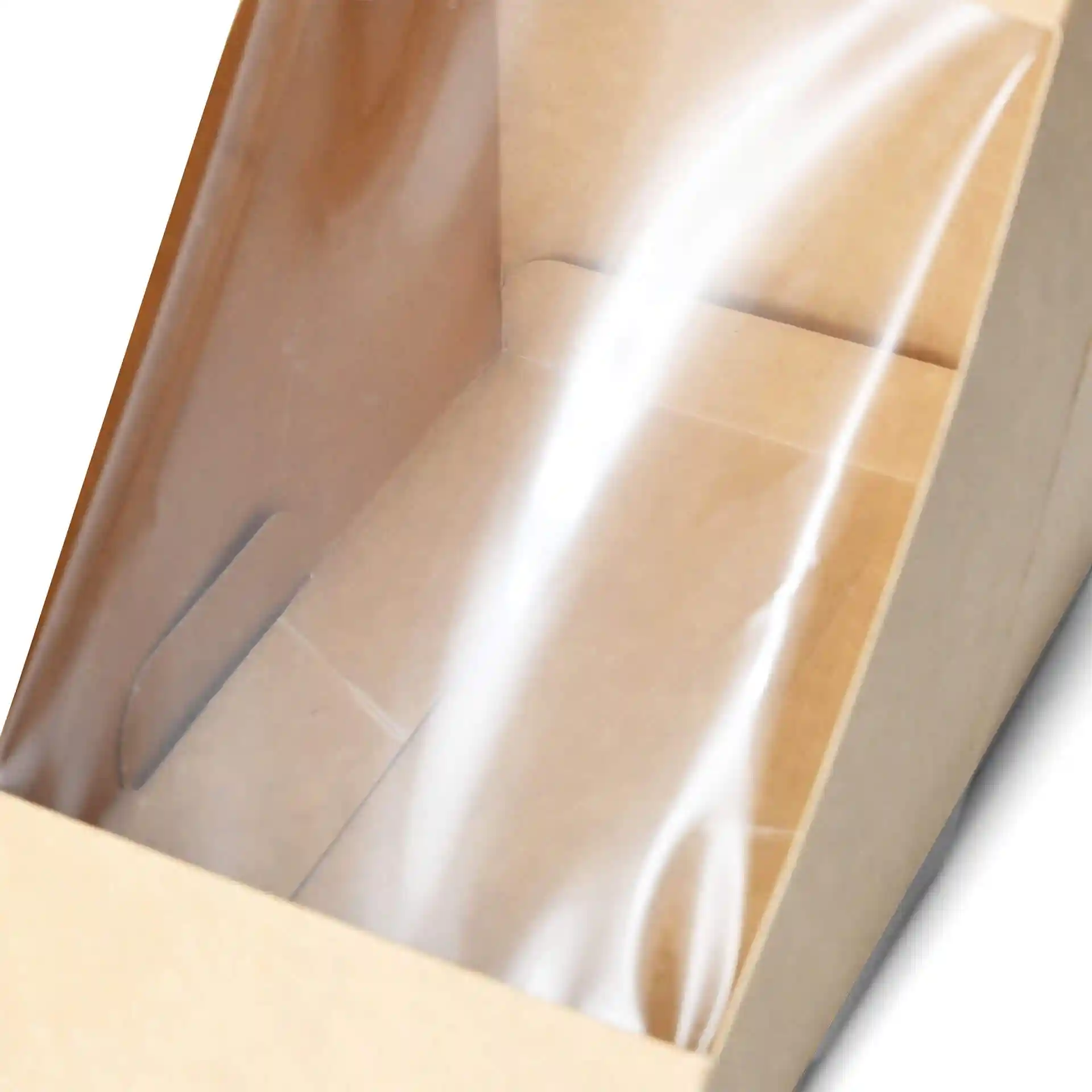 Driehoekige kartonnen sandwich-wedge doos met een helder PLA-venster, dat de binnenkant en bruin materiaal toont.