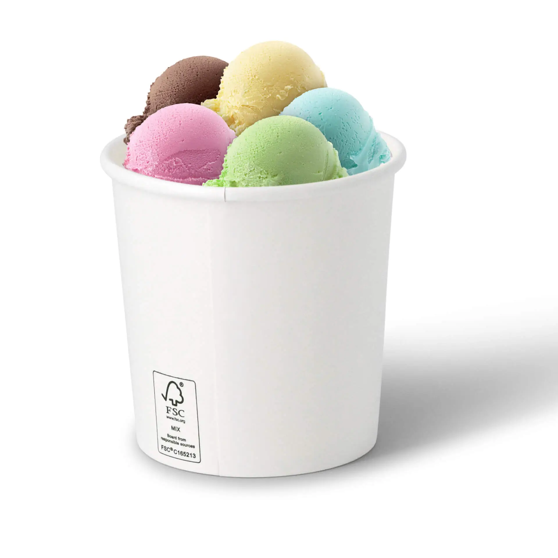 Een witte papieren ijsbekertje gevuld met verschillende ijsleppen in chocolade, aardbei, munt en meer.