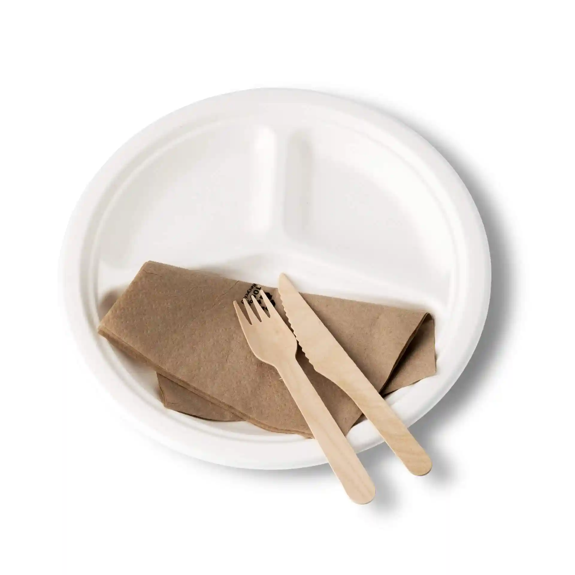 Rond wit suikerbieten bord met drie compartimenten, een bruine servet en houten vork en mes.