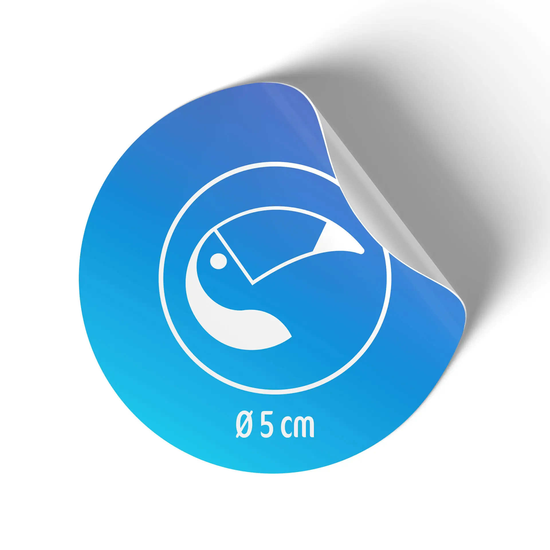 Ronde glanzende sticker, 5 cm diameter, met een wit grafisch ontwerp op een blauwe achtergrond, met een omkrullende hoek.