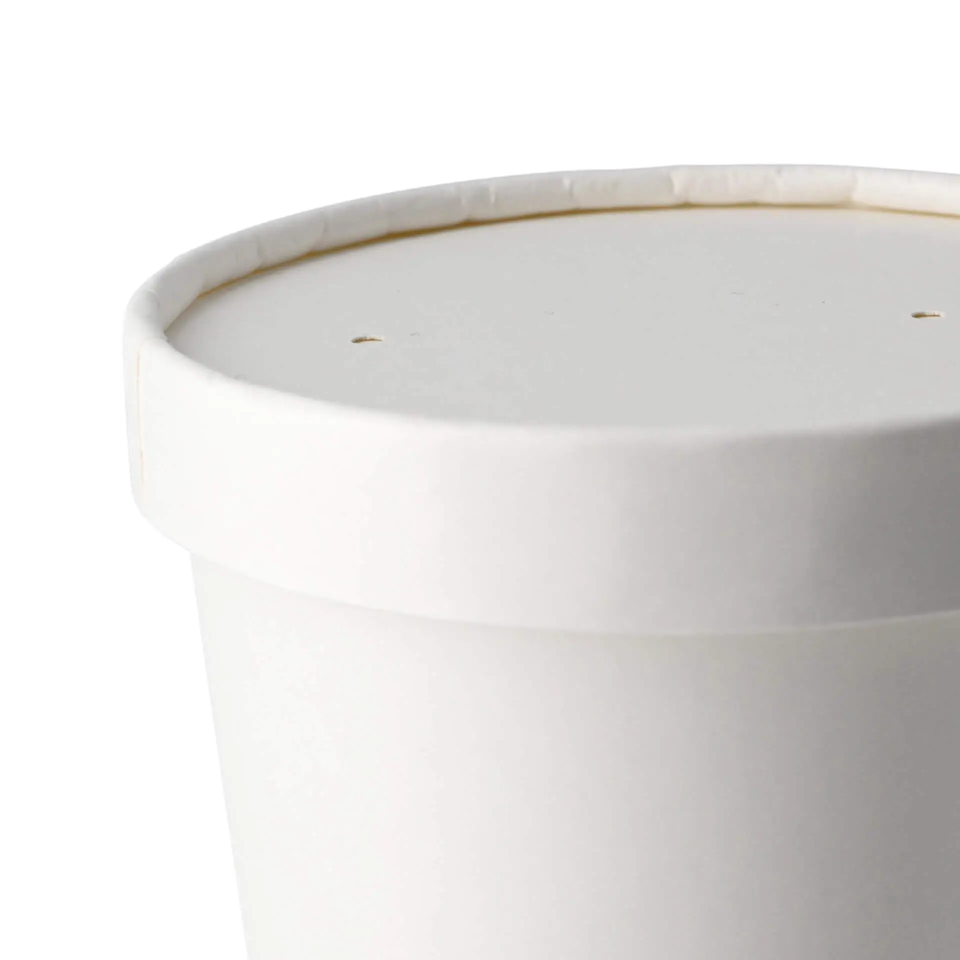 Witte kartonnen deksel met een diameter van 100 mm en een hoogte van 17 mm, met twee kleine gaatjes bovenop.