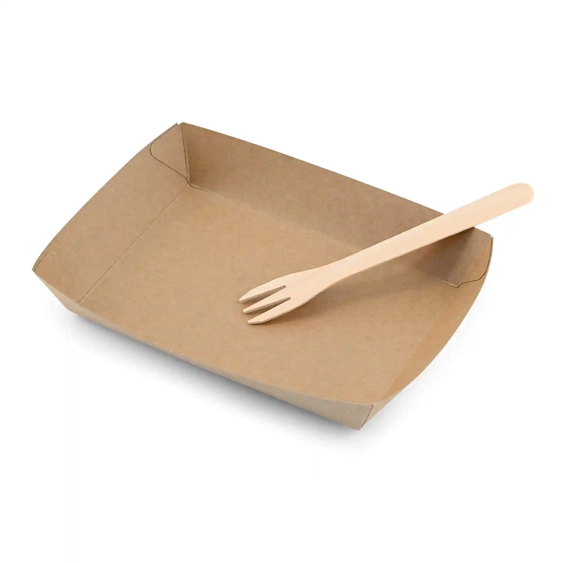 Bruine kartonnen tray met een houten vork met drie tanden erin.