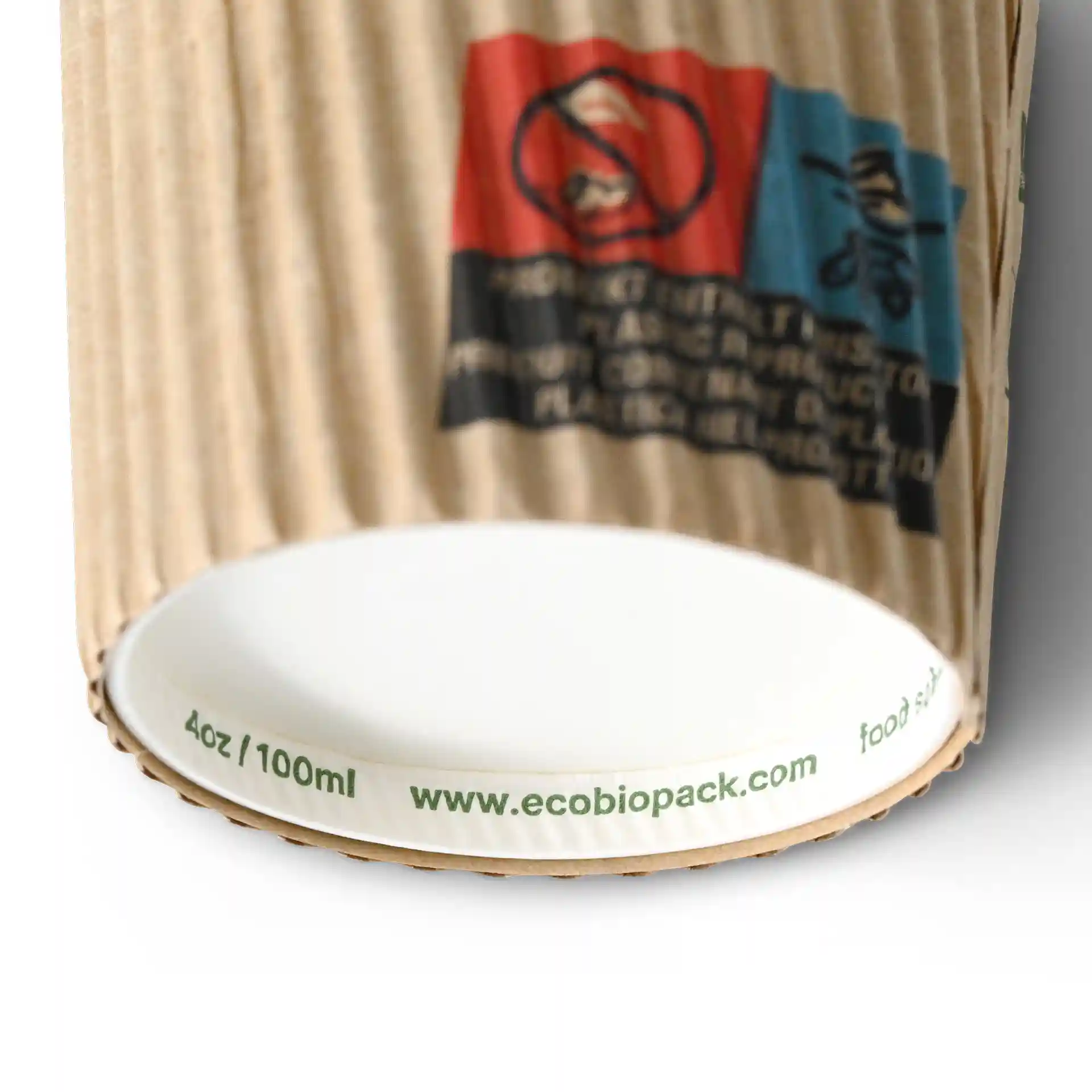Geribbelde bruine beker met een witte binnenkant, diameter van 62 mm en hoogte van 63 mm.