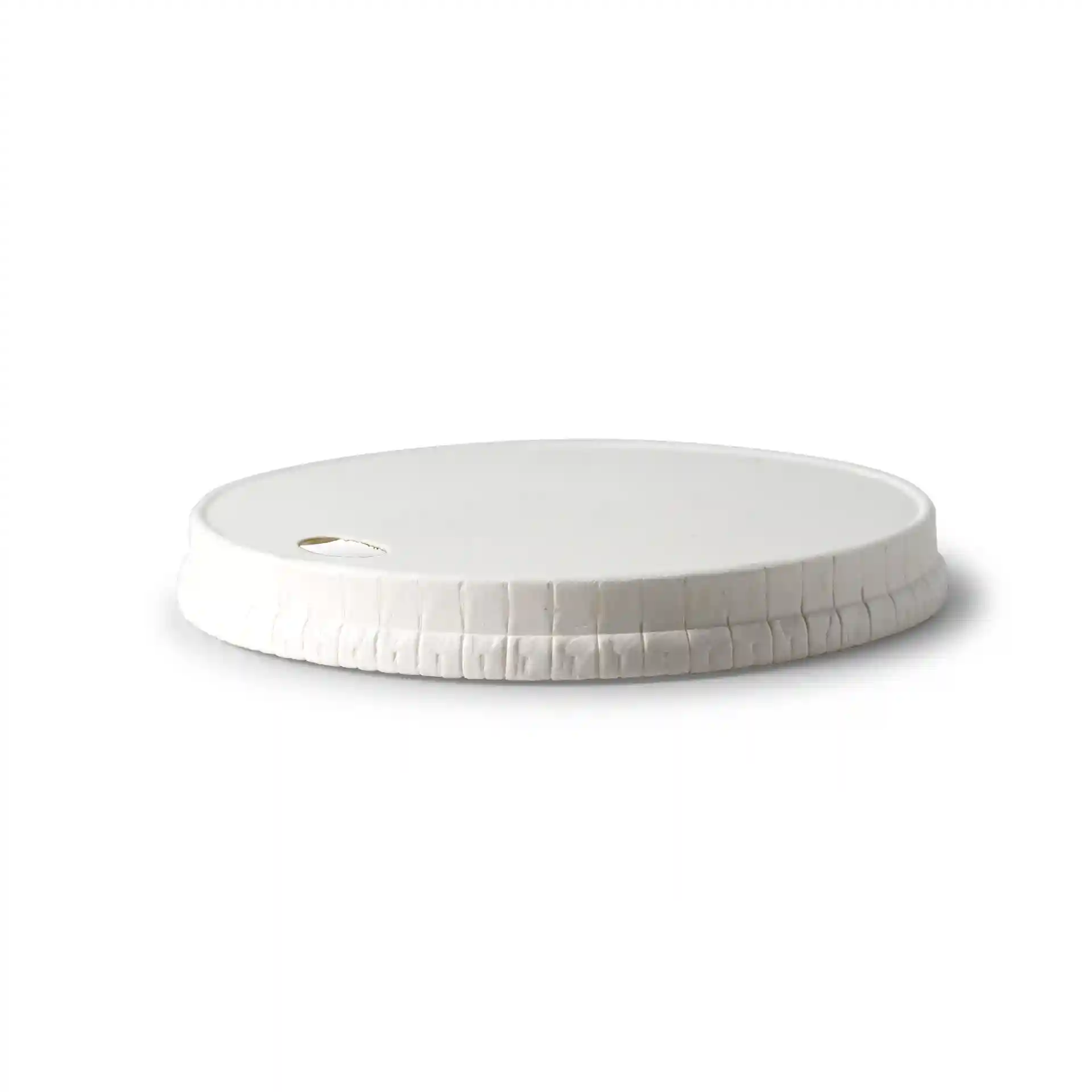 Witte papieren deksel met een diameter van 90 mm en een drinkopening, met een gestructureerde rand.