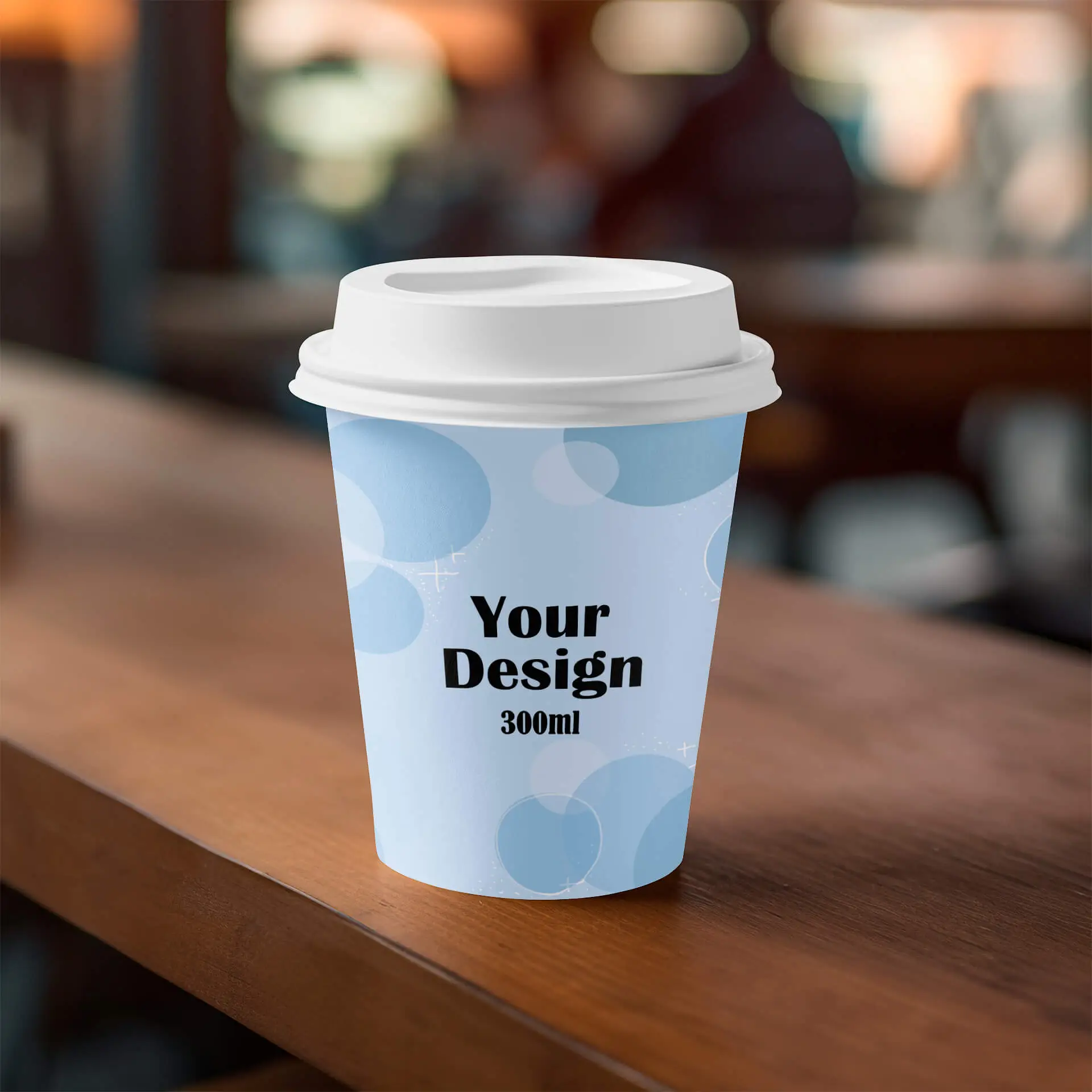Eengezins papieren bekertje met op maat gemaakt ontwerp, 300 ml capaciteit, blauwe achtergrond met patroon, op houten oppervlak.