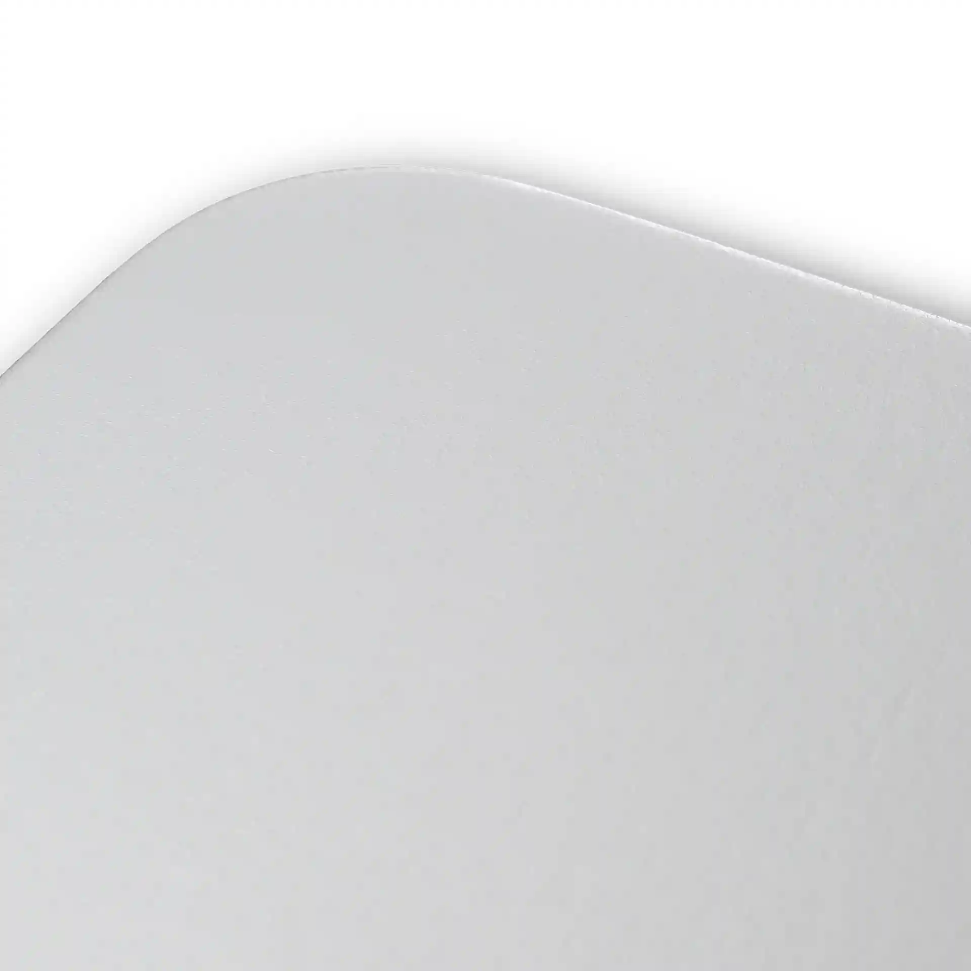 Close-up van een afgeronde hoek van een witte aluminium kartonnen deksel voor een 845 ml container.