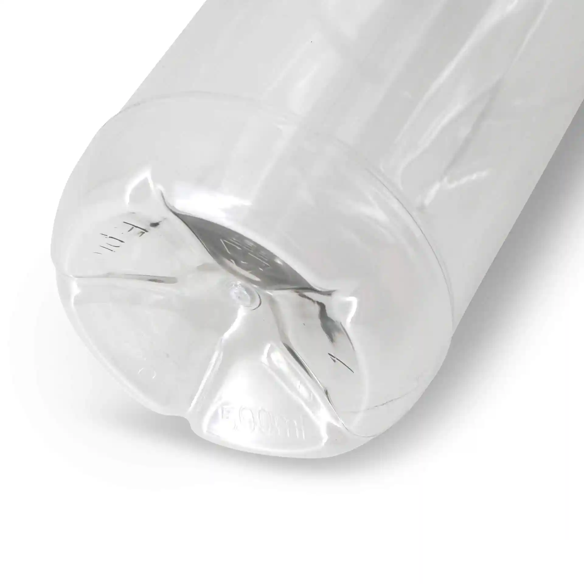 Transparante rPET-fles met een witte deksel, toont de bodem en meetmarkeringen.