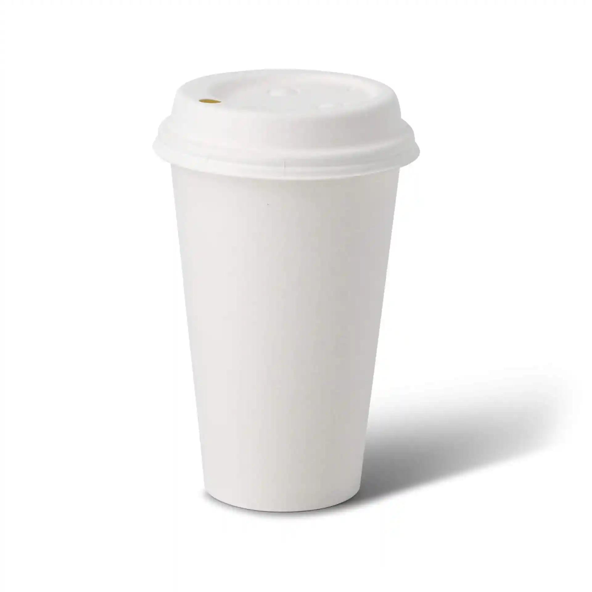 Witte beker met ronde vorm, 16 oz capaciteit en gecoate oppervlakte, met een deksel met een gat.