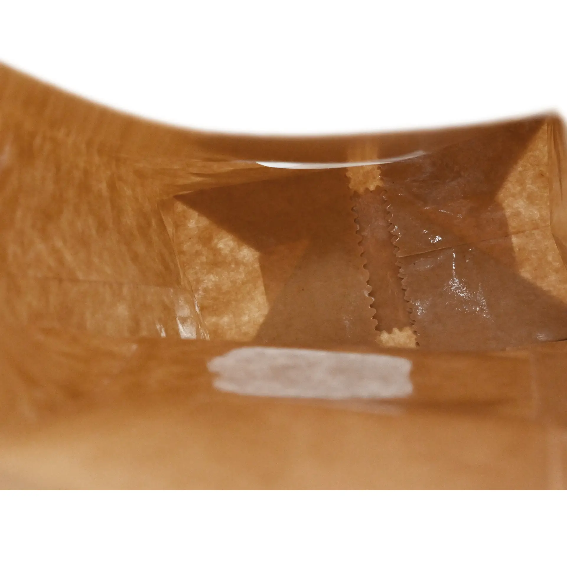 Interieur van een bruine kraftpapier blokbodemzak met venster en metalen sluiting, 8,5 x 5 x 24 cm.