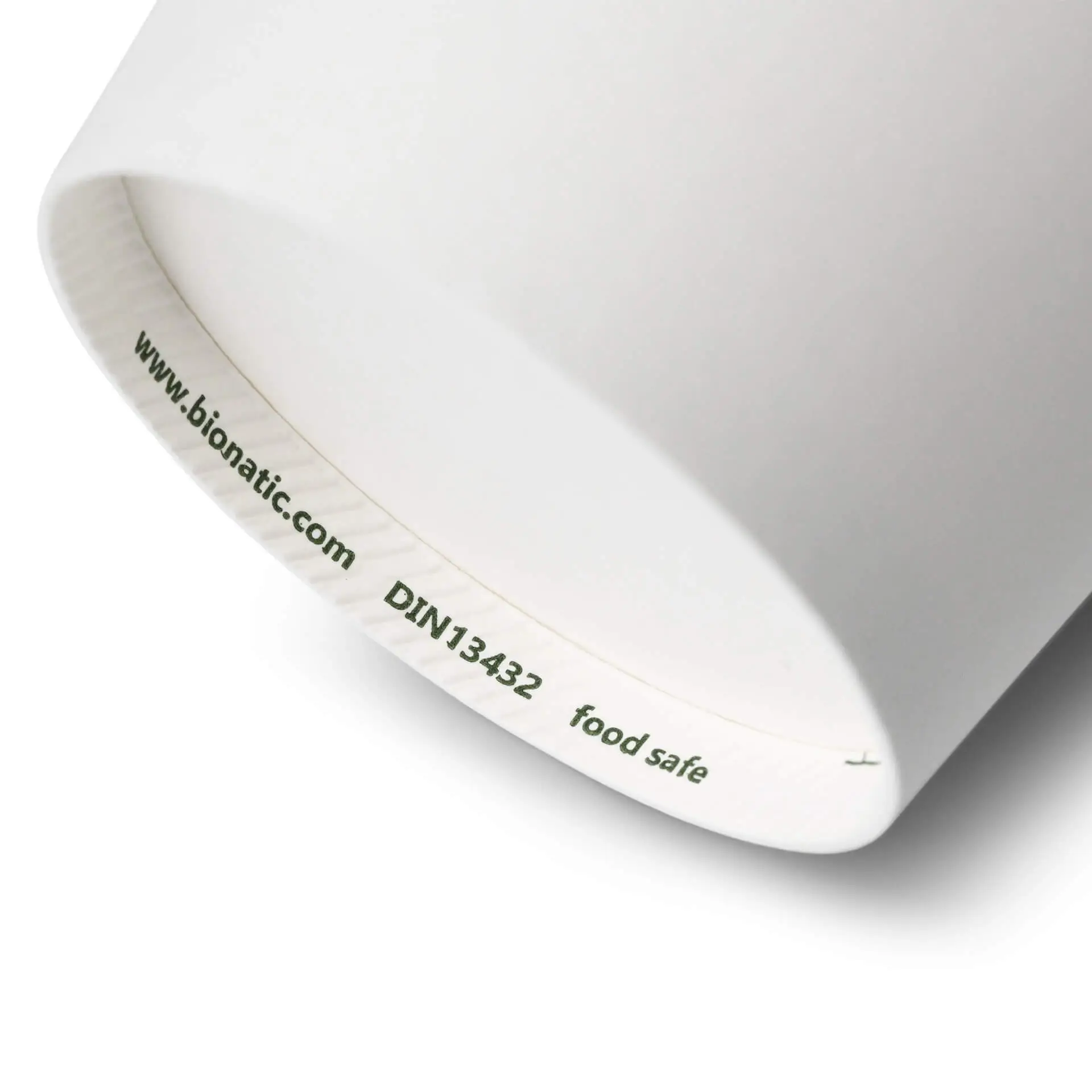 Witte 12 oz papieren beker met PE-coating, toont het binnenlabel met voedselveiligheid en websitegegevens.