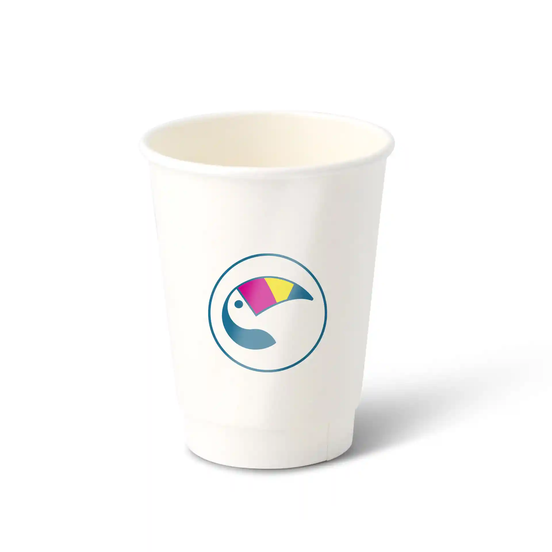 Witte dubbelwandige papieren beker met een rond logo met een toekanontwerp in blauw, roze en geel.