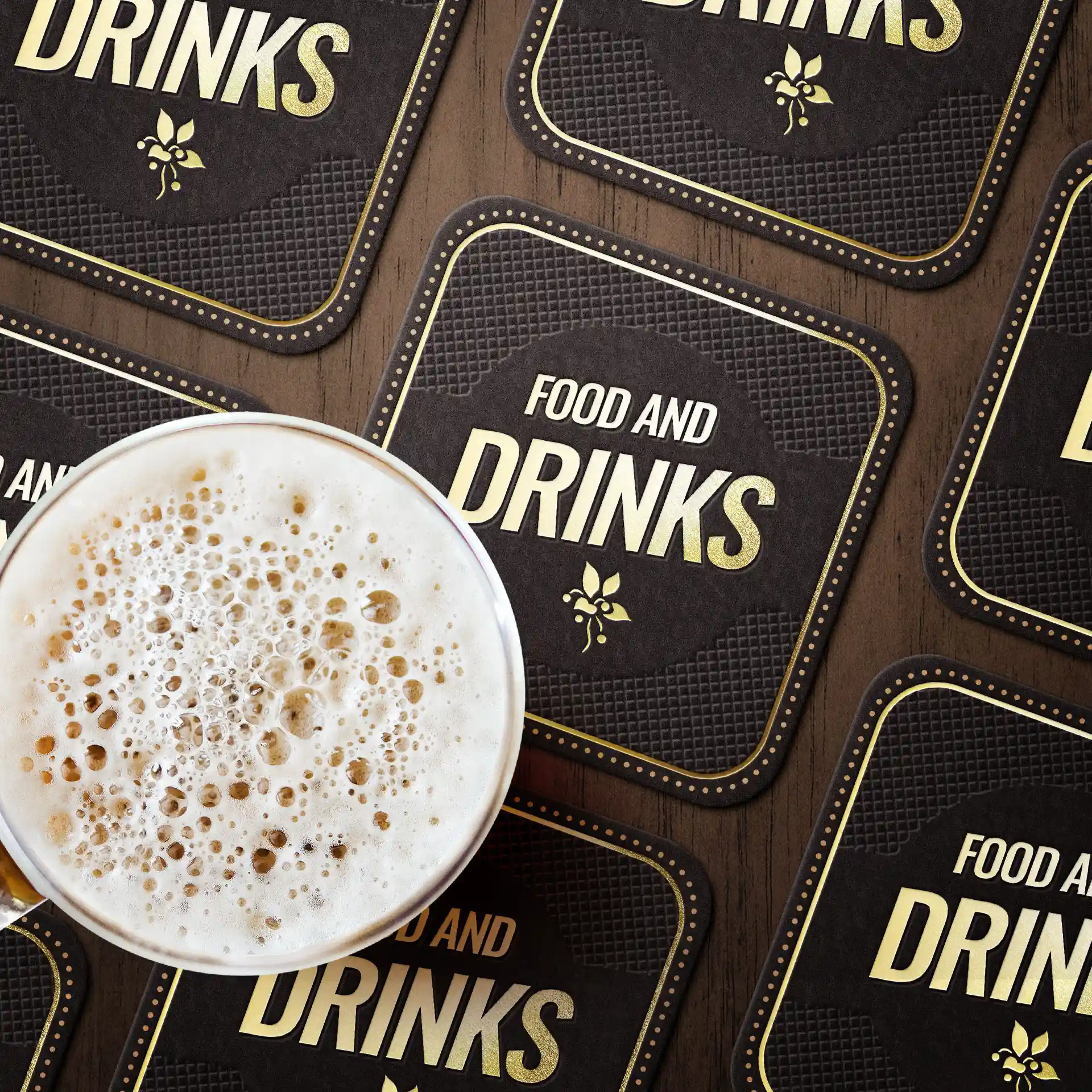 Afbeelding van een glas bier op bedrukte onderzetters met de tekst "Eten en Dranken", gerangschikt op een houten oppervlak.