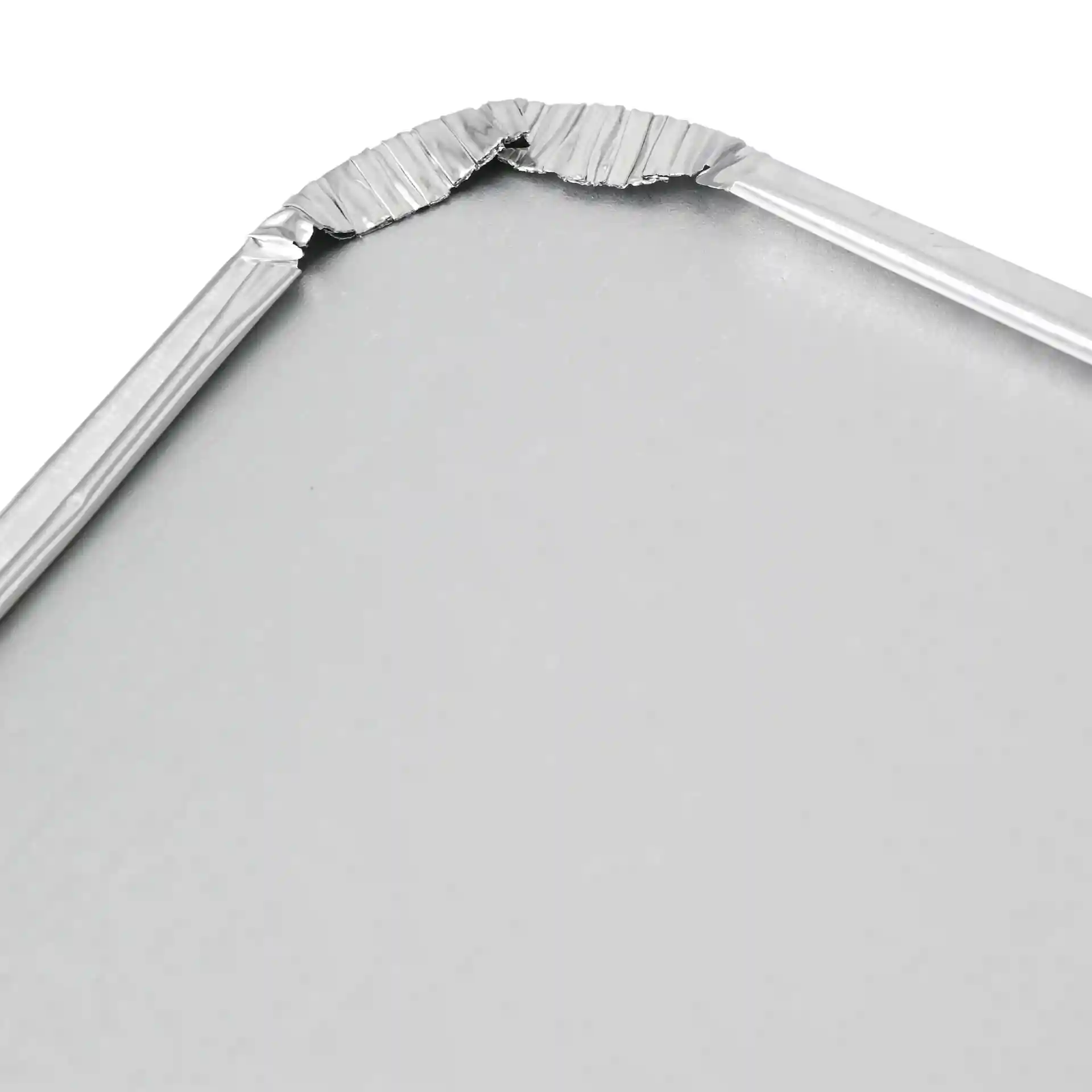 Close-up van een rechthoekig aluminium deksel met een omgevouwen rand, ontworpen voor een 900 ml aluminium container.