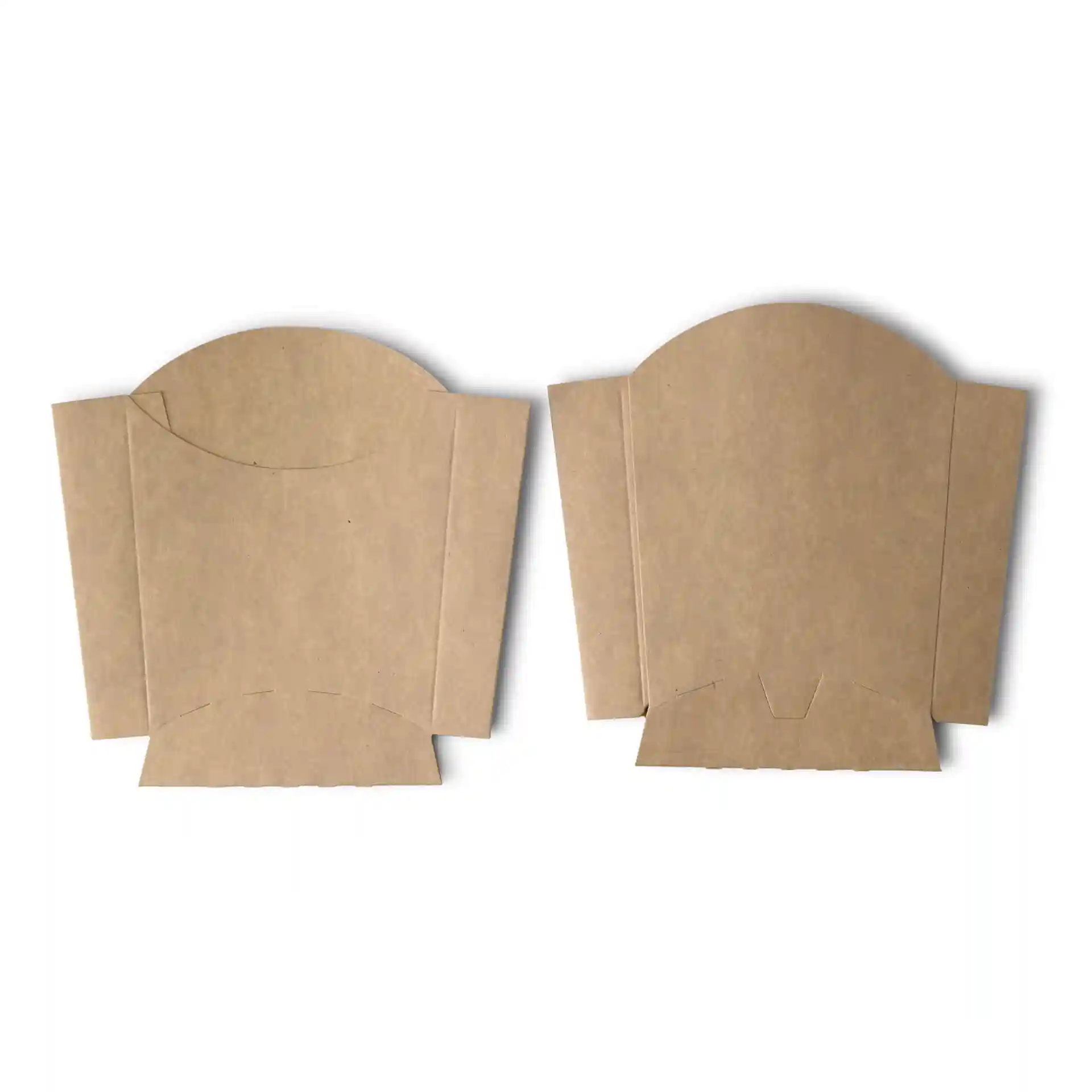 Bruine kartonnen chipscheppen, twee stuks getoond, met een afgeronde bovenkant en zijflappen, afmetingen 8,5 x 5 x 9,5 cm.