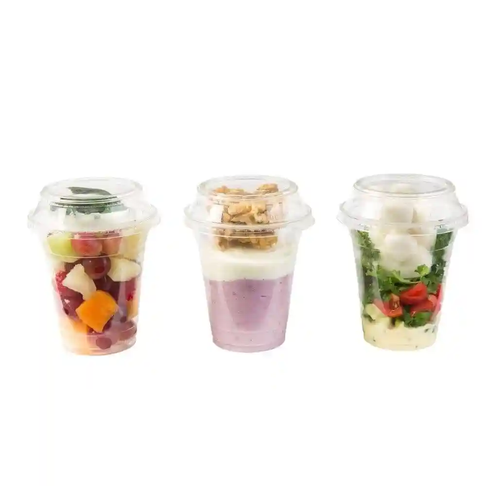 Drie transparante bekers met verschillende fruitsoorten, yoghurt met granola en een salade met mozzarella-balletjes.
