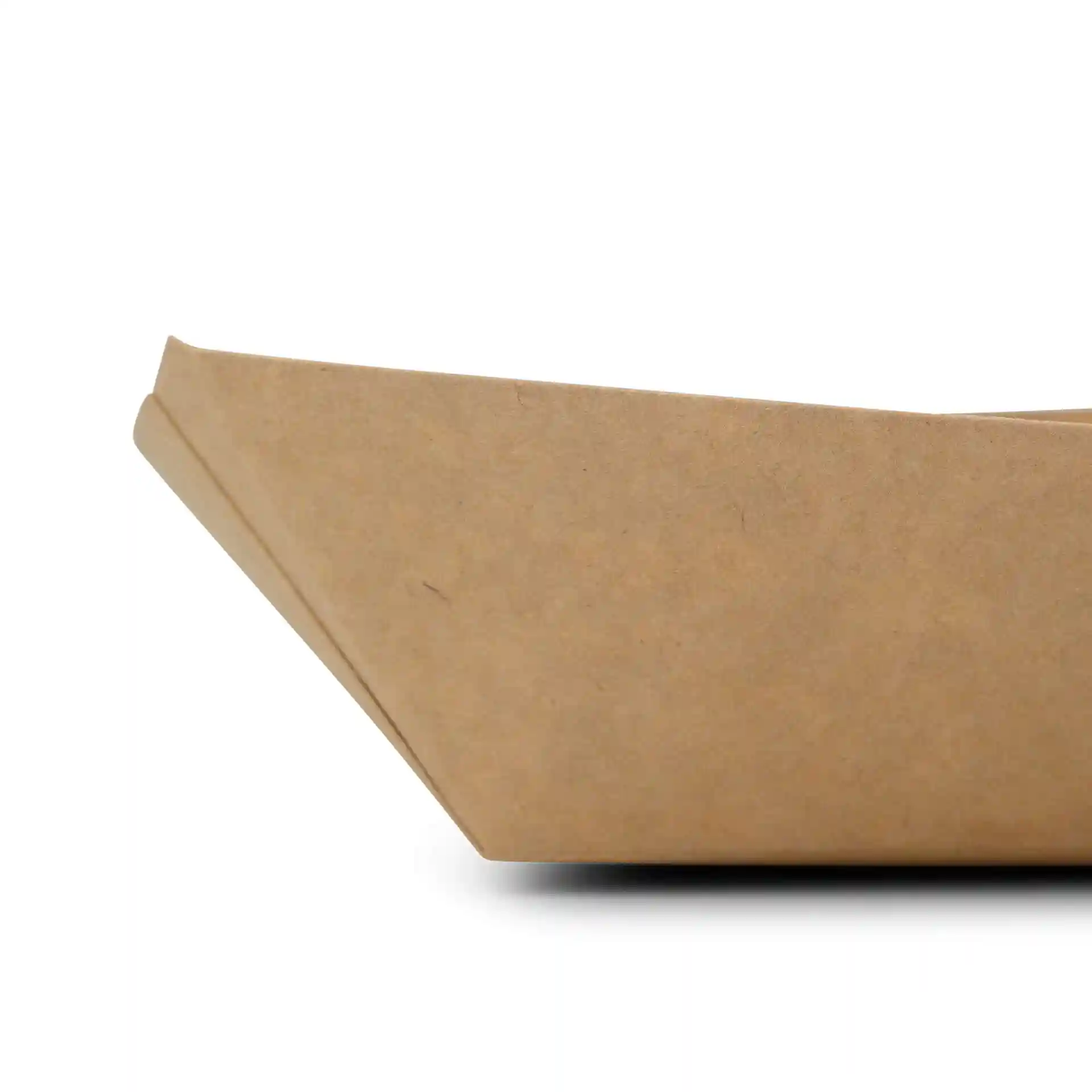 Bruine kartonnen snacktray met een taps toelopend ontwerp, 17 x 12 x 4 cm.